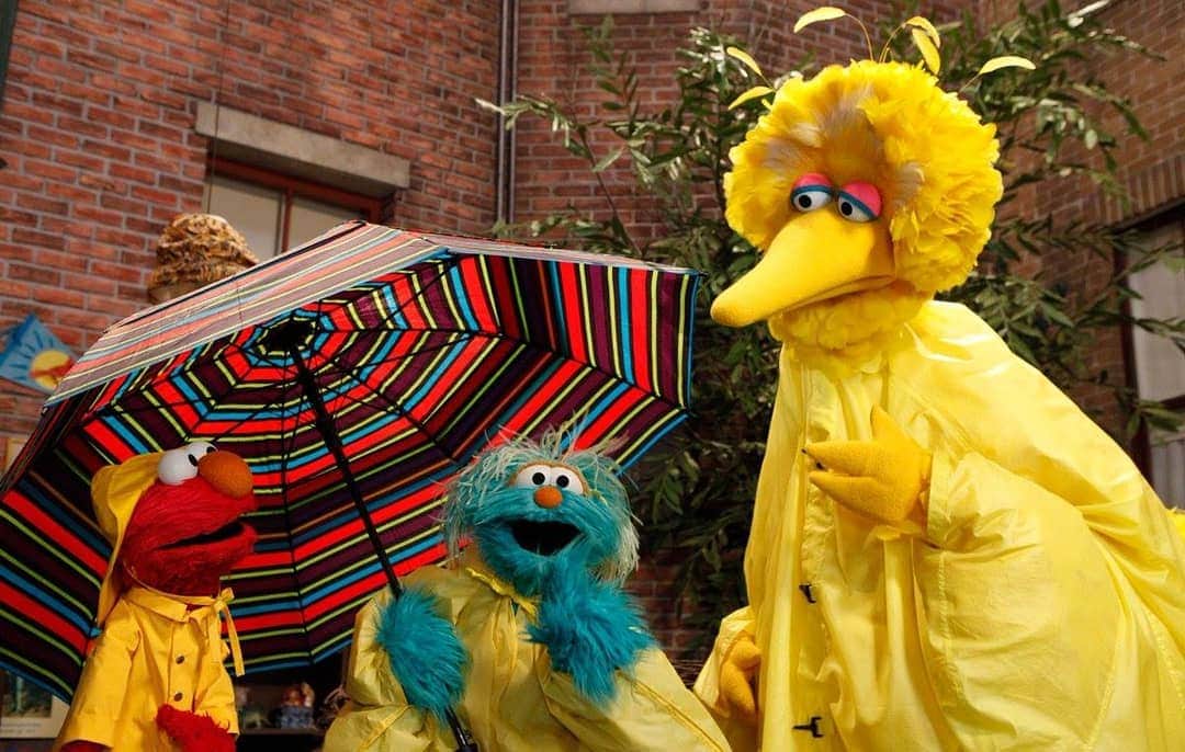 セサミストリートさんのインスタグラム写真 - (セサミストリートInstagram)「雨の日の作戦会議。なにしてあそぼう！ #エルモ #ロジータ #ビッグバード #梅雨」6月3日 9時39分 - sesamestreetjapan