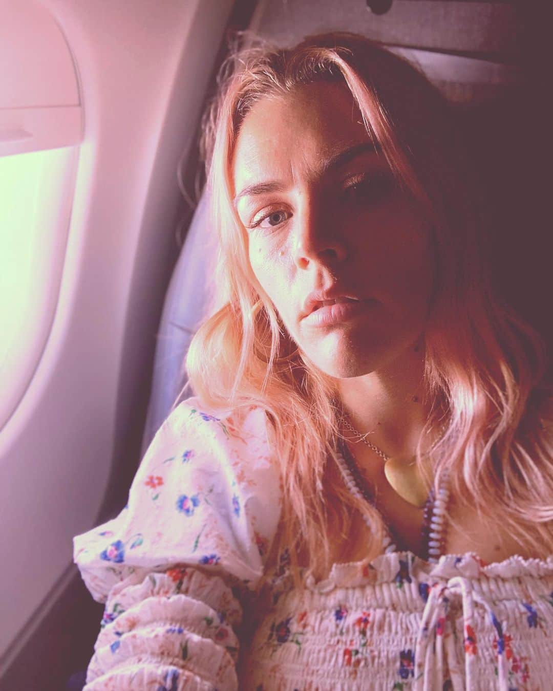 ビジー・フィリップスさんのインスタグラム写真 - (ビジー・フィリップスInstagram)「The only benefit to a window seat is getting to look out on takeoff and landing while listening to music and pretending you're in a movie. Other than that, it's a claustrophobic bummer cause you're trapped especially when you have to pee and the dude next to you is asleep and also you forgot you put your facemasks in your bag in the overhead compartment but mostly the pee thing because I have to pee a lot.」6月3日 9時40分 - busyphilipps