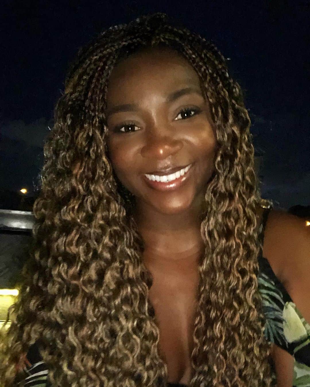 ジェネビーブ・ナジのインスタグラム：「G◔◡◔D  ⁿⁱᵍʰᵗ🍷」