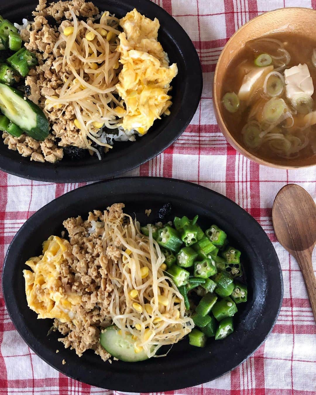 黄川田としえさんのインスタグラム写真 - (黄川田としえInstagram)「今日の3色丼。 『ゆるベジ丼』  ご飯に韓国海苔、 高野豆腐のそぼろ、 豆もやしナムル、 おくらナムル、 ふわふわ卵。いつものタレ（お醤油とごま油同量）をたらして。  #高野豆腐のそぼろ は 👉高野豆腐を水で戻して絞る 👉フードプロセッサーか包丁でみじん切り 👉お出汁、みりん、醤油、生姜汁と一緒に甘しょっぱく炒め煮にする 👉ぽそぽそ過ぎず、べちゃべちゃ過ぎず、お好みのしっとり加減で炒め煮できるようにお出汁やお醤油、みりんの加減をすると良いです。 足りなければ足す、多過ぎたらしっかり水分飛ばすように炒める。そんな感じで大丈夫で〜す。 野菜も夜ご飯のときについでに茹でておくと楽。 栄養満点💯 #tottogohan  #ジュニアアスリートフード  #朝ごはん #3色丼 #のっけごはん  #お弁当にも #そぼろ #ピビンパ #高野豆腐  #tottoアスリートフード」6月3日 9時55分 - tottokikawada