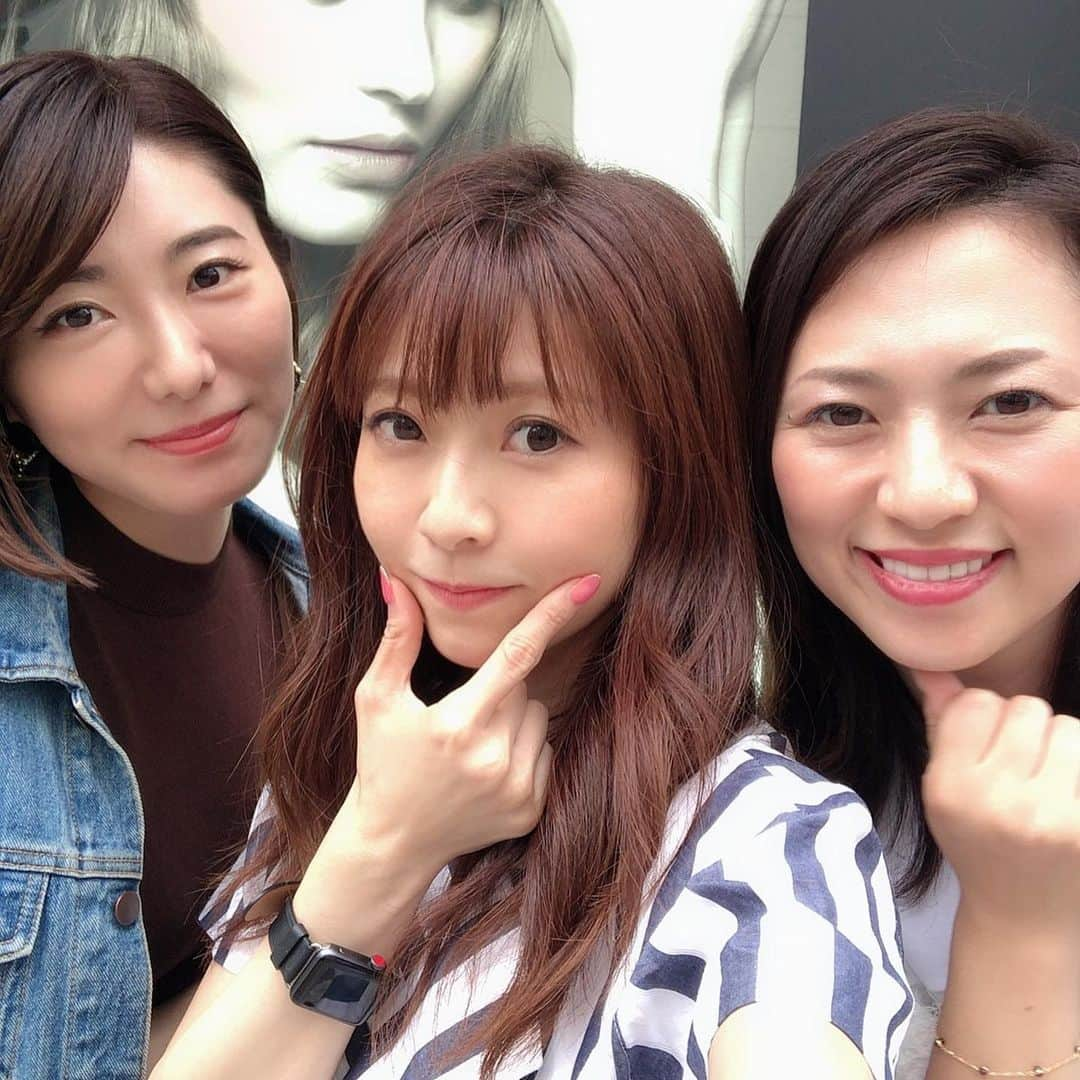 折原みかさんのインスタグラム写真 - (折原みかInstagram)「大好きなおふたりさんと野菜ビュッフェに行ってきました♡ 向かって左側の井ちゃん👩 昔から美意識が高く、一緒にいると自分まで釣られて美しくなれる気がしちゃう♡そんな井ちゃんのお誕生日祝いに集合したよ♫お洒落なお店もいいけれど、井ちゃんに寄せてお店を選んだらここになりました(^^) #農家の台所  お野菜ビュッフェ喜んでくれるかな？！と、ゆりなちゃんが選んでくれたお店なんだけどめちゃくちゃおいしかった♫普段食べられない様なお野菜も食べ放題たっぷーり食べられて嬉しかったです。 また絶対行きたい🍆🍅🥕 そして井ちゃんお誕生日遅くなってしまったけれどおめでとう♡♡いつも美しい😍 #お誕生日おめでとう #集合 #心友 #親友 #農家の台所新宿三丁目店 #新宿 #伊勢丹前 #トリオ #美魔女 #美魔女モデル #美魔女になりたい #気心知れたメンバー #女子会 #大人女子 #大人可愛い #これからもよろしくね❤️ #野菜 #野菜好きな人と繋がりたい #ランチビュッフェ #ブッフェランチ #お誕生日プレート #バースデー新宿 #バースデープレート新宿 #ハートマーク #ハートポーズ #韓国ハート #歯列矯正中 #今年初スイカ #followme」6月3日 9時48分 - mikaorihara