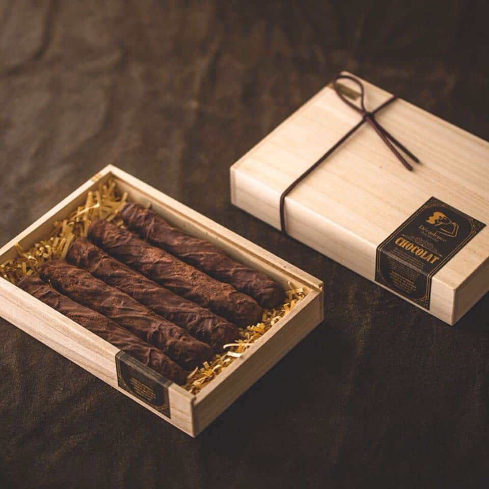 Decadence du Chocolatさんのインスタグラム写真 - (Decadence du ChocolatInstagram)「. ⭐︎新商品のお知らせ⭐︎ #シガー #cigar #satsuma お酒がお好きな方や男性に人気なcigarが、桐箱に入って登場します😄 2本入りと、5本入りの2種類！  オリジナルの#桐箱 に入ってオシャレ💕 大切な方へのプレゼントに是非😄🎁 ※cigarは小包装されています。  #デカダンスドュショコラ  #decadenceduchocolat  #チョコレート  #ショコラティエ #茗荷谷  #茗荷谷ファクトリー #銀座 #銀座本店 #新宿 #京王百貨店新宿店  #スイーツ部」6月3日 10時00分 - decadence_du_chocolat