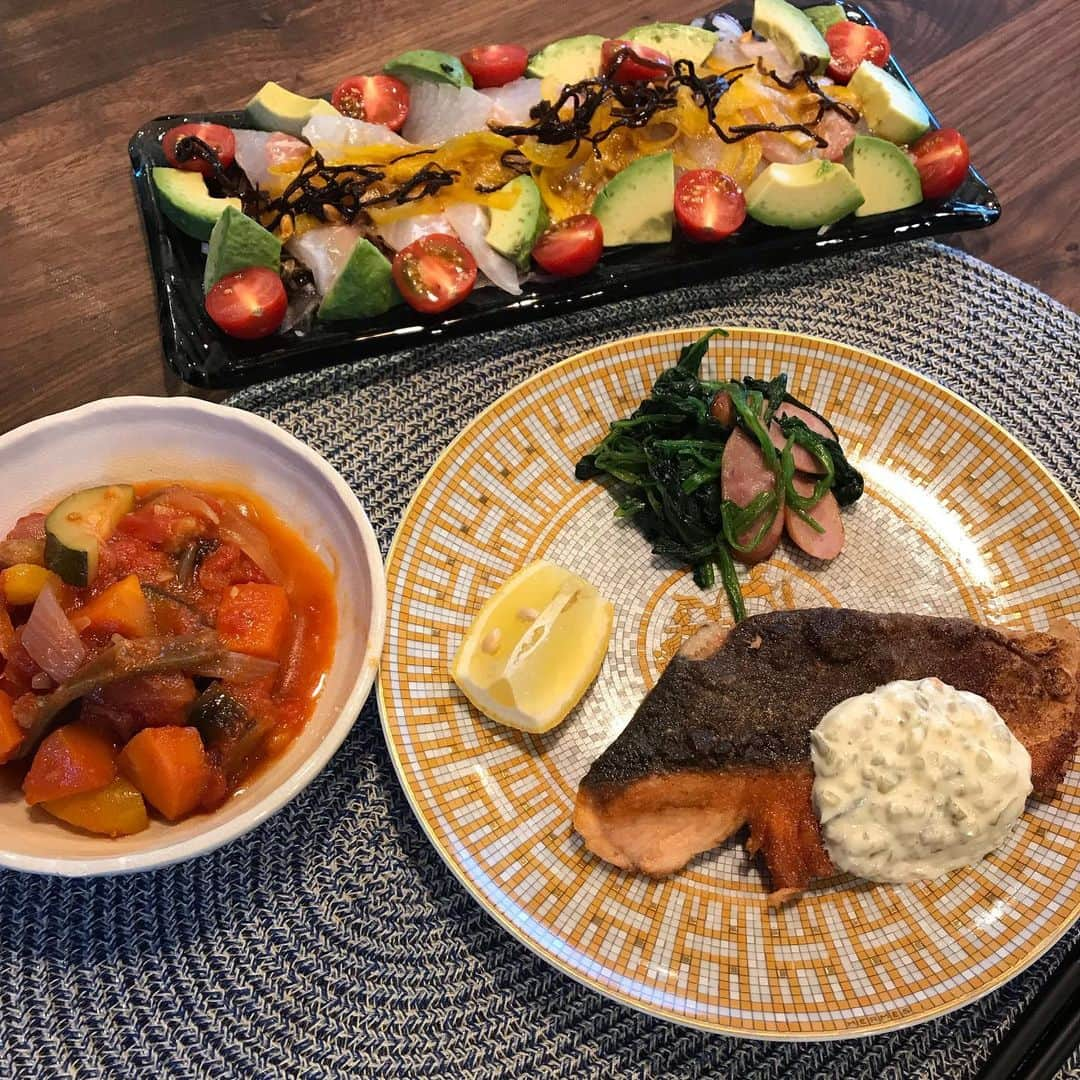 潮田玲子さんのインスタグラム写真 - (潮田玲子Instagram)「3日前くらいの玲子飯。 ラタトゥイユは我が家では人気なさすぎる〜😭 美味しいのにな…😵💦 #玲子飯 #鮭のムニエル #ラタトゥイユ #ほうれん草とウインナーの炒め物 #真鯛のカルパッチョ #ご飯」6月3日 10時00分 - reikoshiota_official