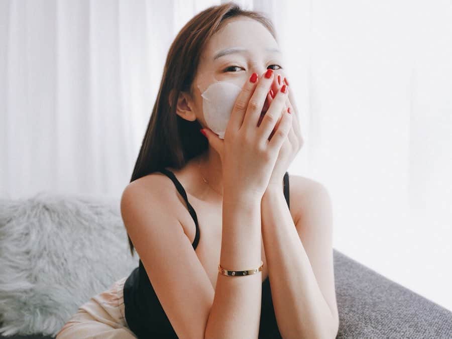のインスタグラム：「. . めちゃくちゃいいマスクシート見つけた！ . DEWYCEL ( @dewycel_japan ) 韓国の免税店やドラッグストアで化粧品販売量1位を獲得しているほどの人気なんだって🏅 . 目元側は薄めの超密着シート。頬と顎のラインは厚手のストレッチの効いたシートで、意外と顔よりも気になる首元までしっかり覆ってくれる！ どちらも肌に吸い付くような感覚なんです💗 アンプルシートも入っていて、パック前に肌を軽くマッサージをして角質ケアすることで、パックの液がより浸透しやすくなるそう✨ . 週に1回で7日分の栄養素を肌の奥深くに浸透させてくれるんだって💆🏼‍♀️ 今回で2回目なんだけど、本当に肌の調子が良いの👏🏻💕 . ズボラ美容な私には週に1回が合ってる😂👌🏻 日本でもAmazonで買えるようになったそうだよ🧡 . #dewycel #デュイセル #dewyholic #デュイホリック #マスクシート #フェイスマスク #シートマスク #韓国美容 #美白ケア #vvipシートマスク #スキンケア #免税店コスメ」