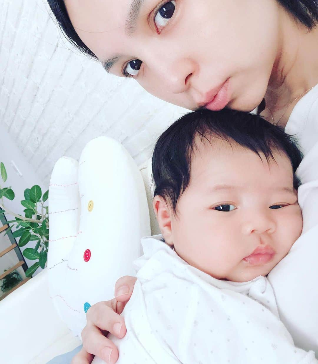 鈴木サチさんのインスタグラム写真 - (鈴木サチInstagram)「おはよーございます。 今週も始まりましたっ！ 1週間がんばりましょー！ そして、もう6月！ 2019年上半期もラストスパートです。 さて、出産からまもなく2ヶ月がたとうとしてます。ベビの為に動き回る毎日でしたが、少しずつ自分の身体にも気を使ってあげたいと思ってます。もちろん今まで通りベビや家族の為に動き回るのは変わらないけどねっ(^_^;) 産後の身体ですが、まだまだ体重、体型共に元には戻っていないのですが、ゆっくり焦らず戻していこう思います。 まずは食事。 母乳の量も安定してきたので、少しずつ糖質制限をした食事内容に変更していってます。もちろんバランス良くね！ 水分もしっかりとって、溜まった老廃物を出す事から。 そして運動。 妊娠前のような運動量は難しいですが、自宅で出来るピラティス、そしてベビーカーも届いたのでお散歩をたくさんして、ちょっとずつ有酸素運動も取り入れていきます。 そうだ、ベビーカーについてはまたアップしていきますね^_^ また産後の身体についてもアップしていくので、参考にしてみてください。  #mama #mother #model #family #kids #baby #産後 #産後ダイエット #pilates #糖質制限 #3人目 #3人目育児 #tokyo #japan」6月3日 10時07分 - sachi_suzuki