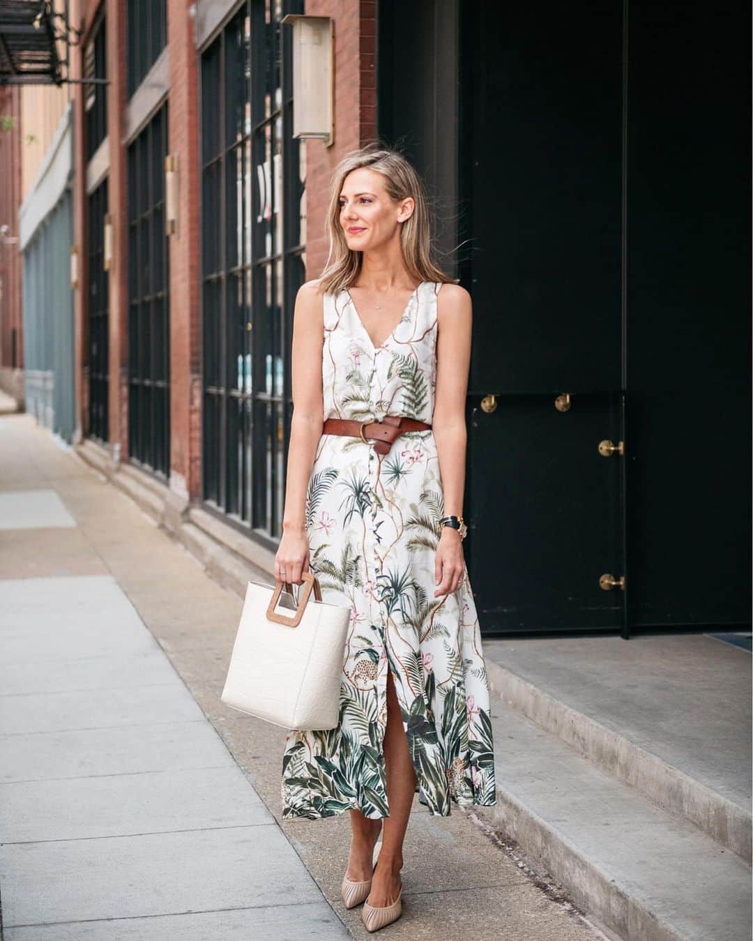 Anna Jane Wisniewskiのインスタグラム：「This weekend was so beautiful! Hope it was nice wherever you live and that you were able to spend some time outdoors—it’s good for the soul. (PS This dress is $49 from H&M, who is killing it this spring) http://liketk.it/2CgYz #liketkit @liketoknow.it #LTKunder50 #hmxme #springdress #chicagoblogger 📸 @ironandhoney」