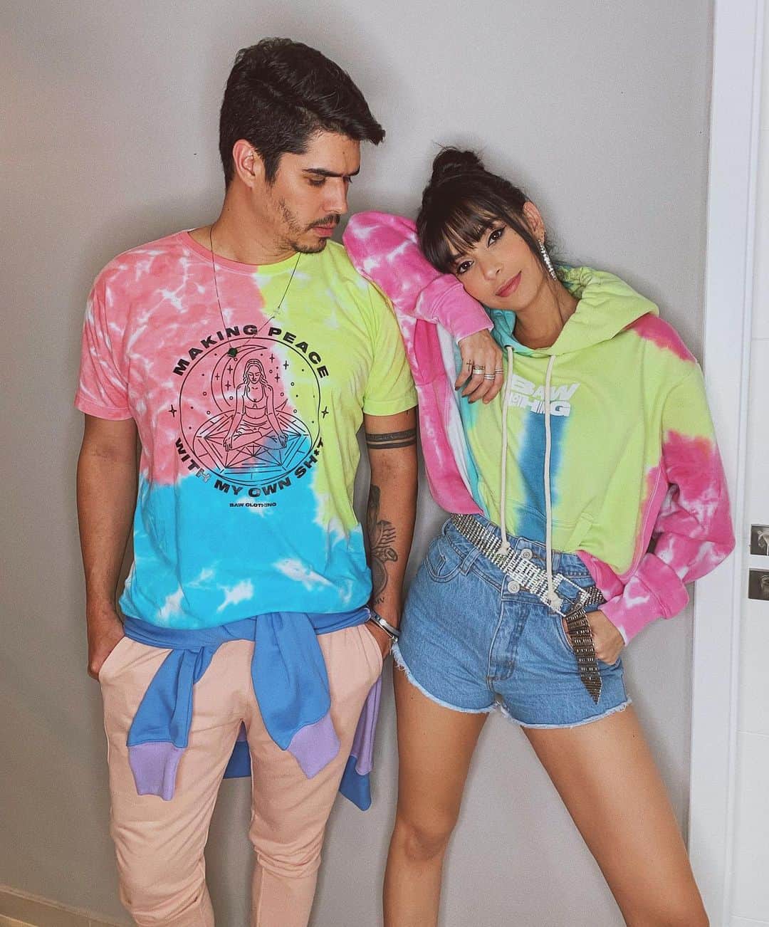 Gabriela Salesのインスタグラム：「Eu e o motivo dos meus ódios kkkk. Você quer publi de Shanaya de casal Dia dos Namorados? Tameee esse tombo! Casal @baw_official !!! Já roubei o moletom dele e taquei num look à lá Beychella kkkk. Amo que os looks da Baw são unissex e servem tanto pra gente como pros boys! E eles estão com uma promo que comprando 2 peças a segunda sai com 50% pra quem usar meu cupom: RICADEBAW 💗💗💗💗」