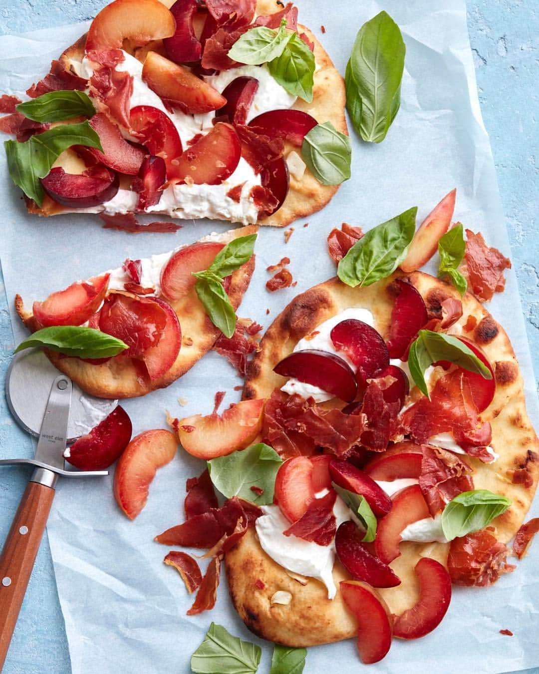 Gaby Dalkinさんのインスタグラム写真 - (Gaby DalkinInstagram)「Crispy Prosciutto and Burrata Flatbreads are on this weeks meal plan agenda and I am here for it!!! Get this recipe + 5 other quick/easy weeknight meals over on the blog」6月3日 10時16分 - whatsgabycookin