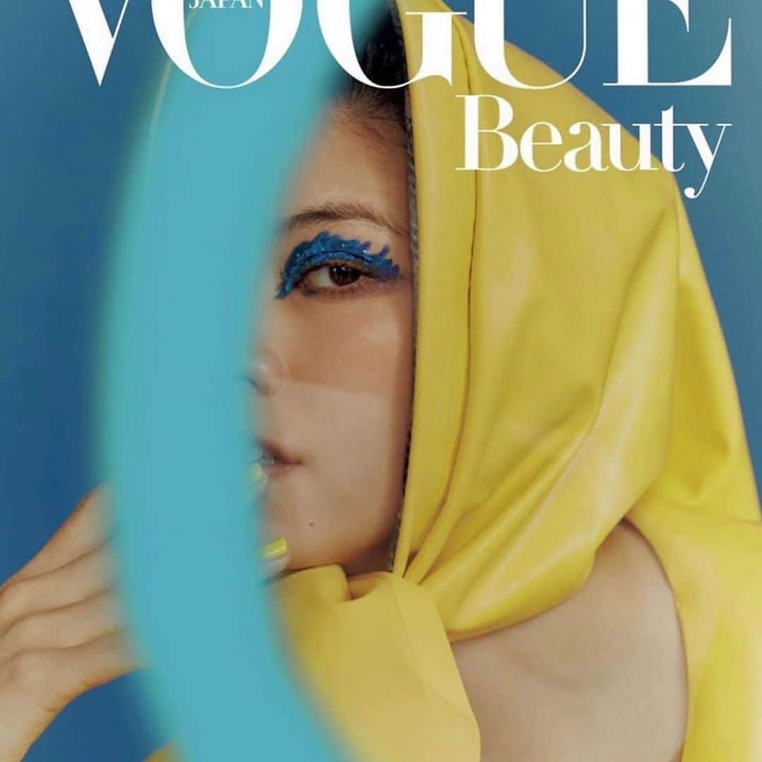 三浦加納子のインスタグラム：「VOGUE JAPAN 7月号 Beauty Cover -THE NEON SUMMER - @hikari @voguejapan  Photo @agnesvita  Makeup @sadaito  Hair @rokuroppongi  Stylist @miyuki_blue Props @chan_shi26  Nail @kanakomiura  素晴らしい方々とご一緒できて刺激的でした！  #voguejapan #summer #neonnails #beauty」