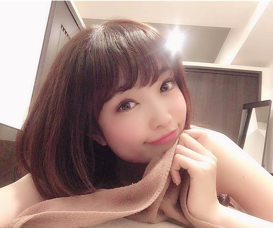 のインスタグラム：「🧘‍♀️🧘‍♀️﻿ ﻿ 今日から海外旅行へ❤️﻿ ストーリーとかアップするかもだから見てねー✨😊﻿ (電波の関係で難しい可能性もあるけど)﻿ ﻿ 出国前に一投稿🎵﻿ ﻿ 先日また！﻿ 新しい形のダイエット専門エステサロン﻿ @reline_hiroo さんにお邪魔してきた💕﻿ ﻿ エステとジムの二つが、﻿ このサロンだけで一気にできちゃうの✨💪﻿ エステティシャンさんやトレーナーさんとも、﻿ 今回行く国の話で盛り上がった❤️（笑）﻿ それくらいアットホーム❤️☺️﻿ ﻿ 整体﻿ →3DハイパーEMS＆ハイパーナイフ﻿ →トレーニング﻿ この全部の流れがここでできる！！👍﻿ ﻿ エステ後のトレーニングってすごく効率的だし、﻿ 自分一人だとなかなかケアできない部分だから﻿ ありがたい💕﻿ ﻿ダイエットだけじゃなく、﻿ 自分の体の今後のために治した方がいい箇所を﻿ 教えてもらえるから意識するようにもなる！✨﻿ ﻿﻿ ﻿ 興味ある人は紹介できるから連絡してね🎵﻿ または、浅井麻里のインスタ見た！で、﻿ @reline_hiroo にDMして予約してみてね💌💕﻿ ﻿ ﻿﻿ それでは、いってきまーす❤️✈️﻿ ﻿ ﻿ #ダイエット#整体#トレーニング#ハイパーナイフ#痩身#体幹トレーニング#骨盤の歪み#筋トレ#脚やせ#お腹痩せ#エステ#ビジョビ#ガールズプレス#美容#広尾#diet」