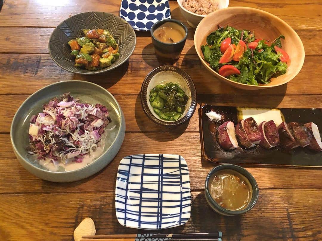 藤田敦子さんのインスタグラム写真 - (藤田敦子Instagram)「ㅤㅤㅤ ㅤㅤㅤ @yaoyasuika_yokohama に行ったらば 熊本フェアをやっていたもんで、もれなく食卓も熊本フェア。 ㅤㅤㅤ @usagifarm_ai に勧められて買った紫白菜で @yukiya.terai レシピのサラダを アレンジしてやってみたらうまかたー！ ㅤㅤㅤ だがこうしてみると、ご飯のおかずがほぼないんだな🤣 完全に自分本位な献立🤣🤣 ㅤㅤㅤ ✔︎ベビーリーフとフルーツトマトのサラダ (ドレッシングは #うさぎ農園 の玉ねぎドレッシング) ✔︎赤カブグリル (あいちゃんのおすすめで焼いただけ。あまあま❤️) ✔︎うわさの紫白菜のサラダ #幸也飯 レシピのアレンジ ✔︎アボカドとサーモンのサラダ (家にアボカド余ってたので2日連続) ✔︎キュウリとワカメの酢の物(残り物) ✔︎お味噌汁 (熊本フェアで買ったなめこを残り物の味噌汁にin)」6月3日 10時20分 - blenda0305