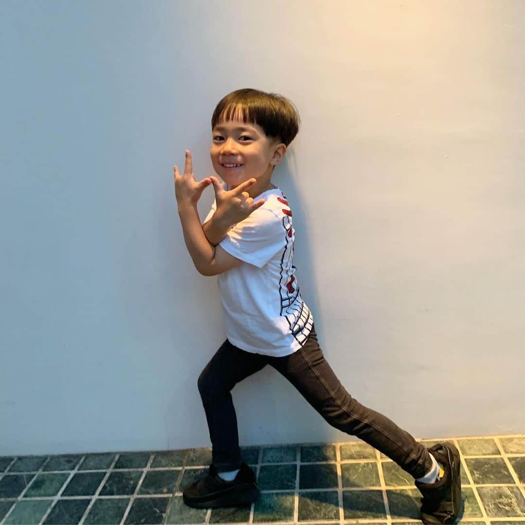 新原愛加のインスタグラム：「. 小山さんにカットしてもらいました🤟 いつもありがとう‼︎ スパイダーマンにしてって言ってたけど スパイダーマンって難しい…フォルム？🤔 とにかく本人は気に入ったようでなによりです。  #カンタ成長記録 #4歳男の子 #男の子 #男の子ママ #boys #boysmom #아들스타그램 #아들 #아들맘」