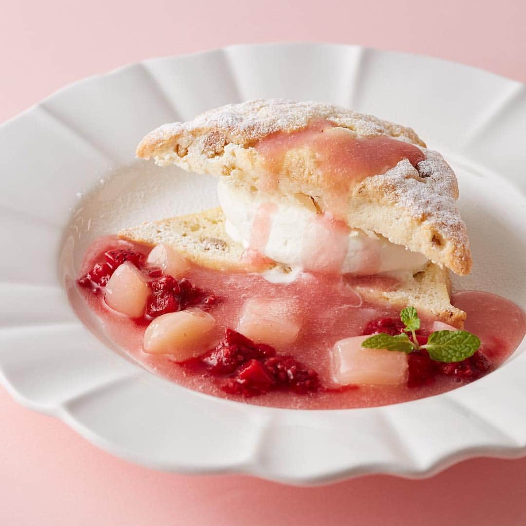 Afternoon Teaさんのインスタグラム写真 - (Afternoon TeaInstagram)「. ＼店舗限定メニュー／ 6/3～期間・数量限定で「桃とベリーのスコーンショートケーキ」が登場！なくなり次第終了のため、お早めにどうぞ。 . #桃とベリーのスコーンショートケーキ くるみ入りのさくふわ食感のスコーン生地にホイップクリームとミルクジェラートをサンドしました。とろりとした果肉入りの桃とベリーのソースを添えて。 . ＜展開店舗＞ アフタヌーンティー・ティールーム （ただしルミネ有楽町、渋谷マークシティ、ルミネ北千住、伊勢丹立川店、そごう横浜店、ららぽーと横浜、テラスモール湘南、そごう千葉店、イオンレイクタウンkaze、名古屋ラシック、天王寺ミオを除く） . ※プライスは店舗により異なります。 ※天候不良などにより、予告なく食材が変更になる場合がございます。あらかじめご了承ください。 ※数量限定のため、なくなり次第終了となります。 ※写真はイメージです。実際にご提供する際のお皿等は異なります。 . #アフタヌーンティーティールーム #アフタヌーンティー #AfternoonTeaTEAROOM #AfternoonTea #桃 #フルーツ #スコーン #ショートケーキ #スコーンショートケーキ #スイーツ #ケーキ#ホイップクリーム #ジェラート #くるみ #ティータイム #紅茶  #sweet #sweets #cake #teatime#peach #tea」6月3日 10時29分 - afternoontea_official