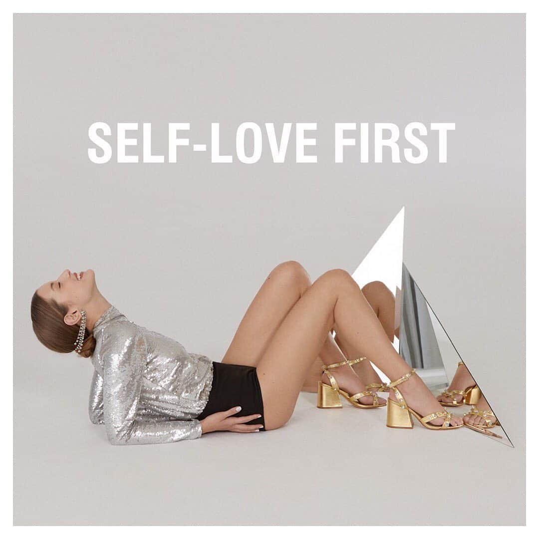 Schutzのインスタグラム：「Your first love | It’s your Self-Love 🖤 #schutzreflectivelove」