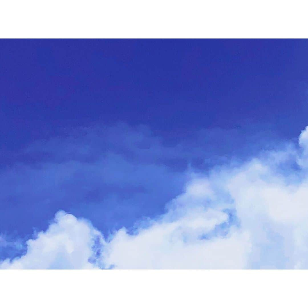 潘めぐみさんのインスタグラム写真 - (潘めぐみInstagram)「blue sky blue . よこにスクロールしてみて。 . 一つの青空になってるの。 . みんな空の下つながってるよって。 . @han_meg_han に飛んでみて。 . ここでも一つの青空になってるんだ。 . へへへ。 . たくさんのお祝いメッセージ。 . 本当にどうもありがとう。 . 一つ、ひとつ、ゆっくり読ませて頂きます。 . リクエストも、すでにたくさんきております。 . 以前いただいたQ&Aも引き続きお応えしていきますからね。 . 時間かかっちゃうかもしれないけど、どうぞお付き合い下さい！ . #6月3日 #今日の青 #今日の空 #ベランダからの景色 #いい天気」6月3日 10時37分 - han_meg_han