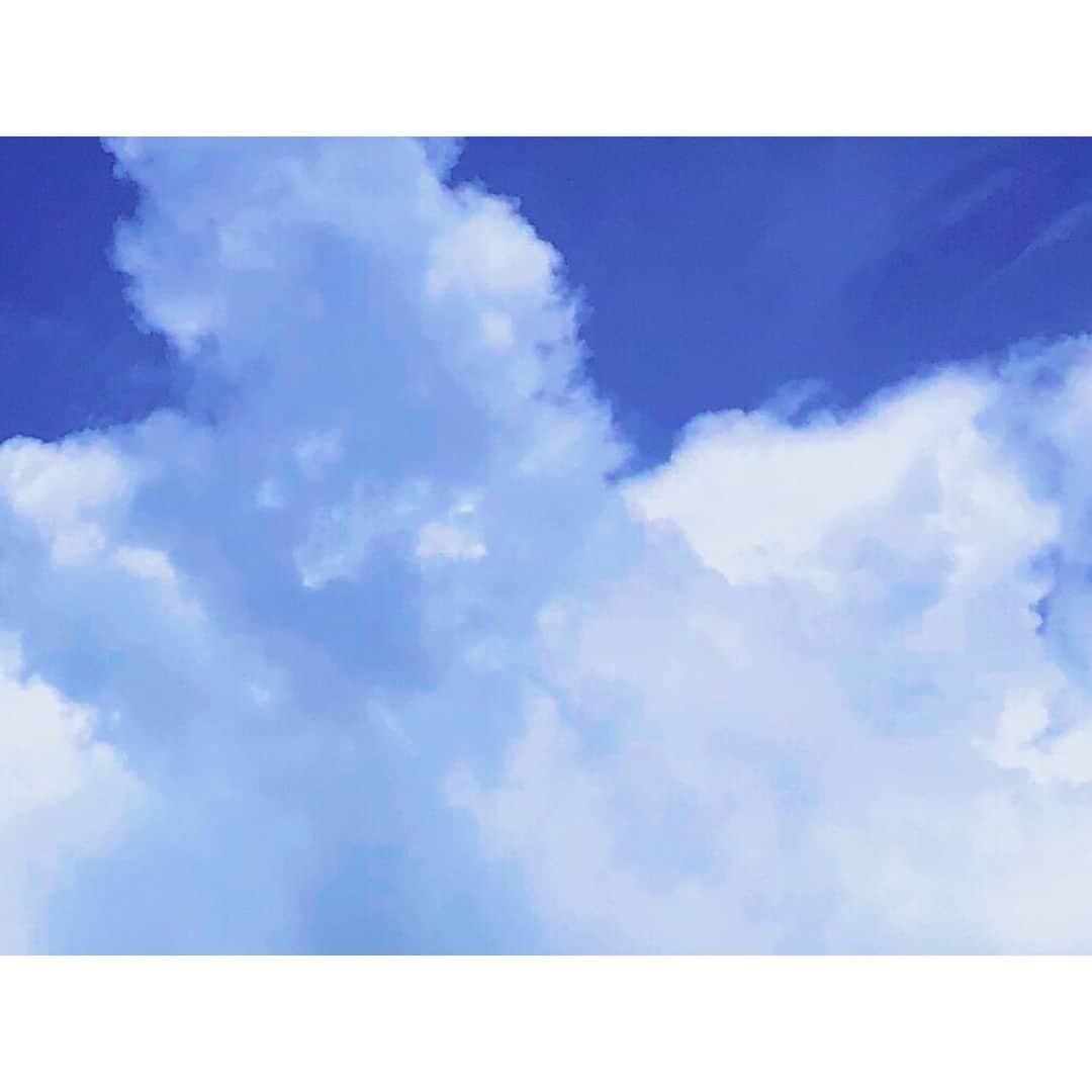 潘めぐみさんのインスタグラム写真 - (潘めぐみInstagram)「blue sky blue . よこにスクロールしてみて。 . 一つの青空になってるの。 . みんな空の下つながってるよって。 . @han_meg_han に飛んでみて。 . ここでも一つの青空になってるんだ。 . へへへ。 . たくさんのお祝いメッセージ。 . 本当にどうもありがとう。 . 一つ、ひとつ、ゆっくり読ませて頂きます。 . リクエストも、すでにたくさんきております。 . 以前いただいたQ&Aも引き続きお応えしていきますからね。 . 時間かかっちゃうかもしれないけど、どうぞお付き合い下さい！ . #6月3日 #今日の青 #今日の空 #ベランダからの景色 #いい天気」6月3日 10時37分 - han_meg_han