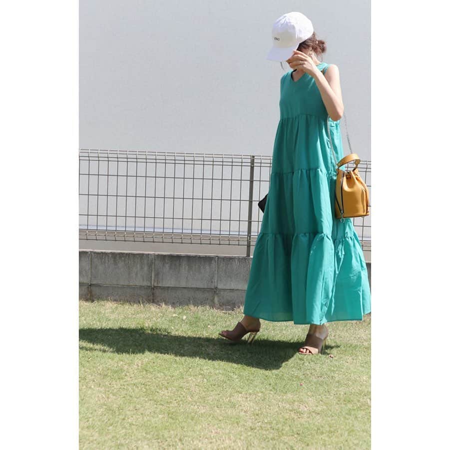 リナのインスタグラム：「子供たちと遊ぶ日は、 #楽チンワンピ がお決まり⭐️ .................................... one-piece:#2wayティアードノースリーブワンピース @pierrot_shop  cap:#ekalosangeles @ekalosangelesjapan  bag&shoes:zara @zara . .................................... #Pierrot のワンピは裏地付きだから、 透け感も気にならなくて、安心だよ☆ フェミニンになりすぎないように、 スポーティなキャップをかぶって引き算してみた😄  子供たちといると、日傘が使えないから、 キャップは日焼け対策としても大活躍🌞 . デニムや細身のパンツを履くときは、 SNSで話題の履くだけでヒップアップ出来ちゃう#骨盤ショーツ #ギュギュギュ を隠れて履いてるよ😎  @gyugyugyu_lme  タイトスカートの下に仕込むのもかなりオススメ⭐️ . 食べすぎちゃった時でも、 ぽっこりお腹が目立たないから、 重宝してる😋 . ............................................................ #ootd #ootdfashion #ワンピース #ママコーデ #プチプラコーデ #プチプラファッション #プチプラ #グリーンワンピ #スポーティーコーデ #スポーツミックス #sportsmix #フェミニン #3児ママ #おやばか部 #おでかけコーデ #コーディネート #ワンピコーデ」