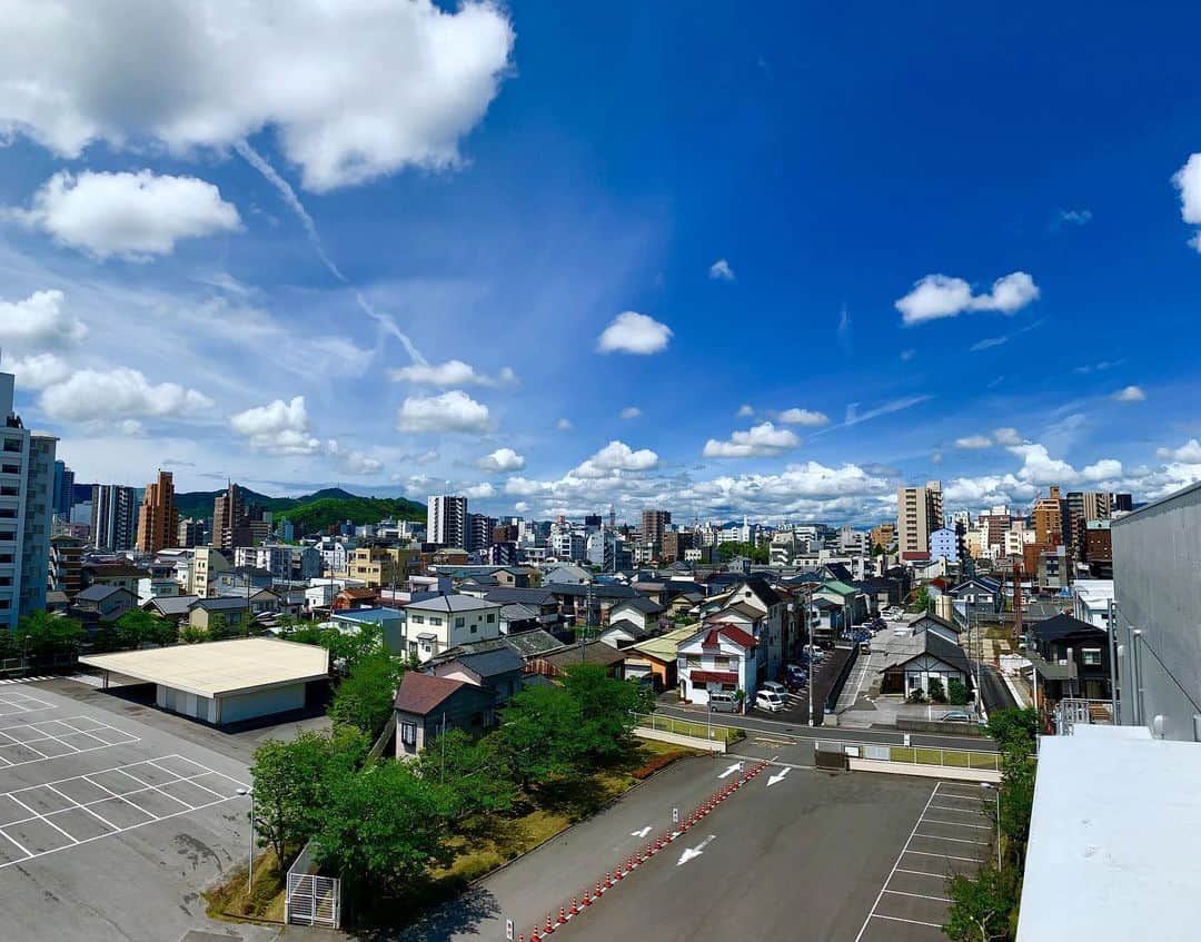 京面龍太郎のインスタグラム：「. . なんとなく、空が、雲が、夏の顔してるような気がして。 . バーベキューとかダイビングとか花火とかしたい…今年こそ…(血眼) . #夏が来る」