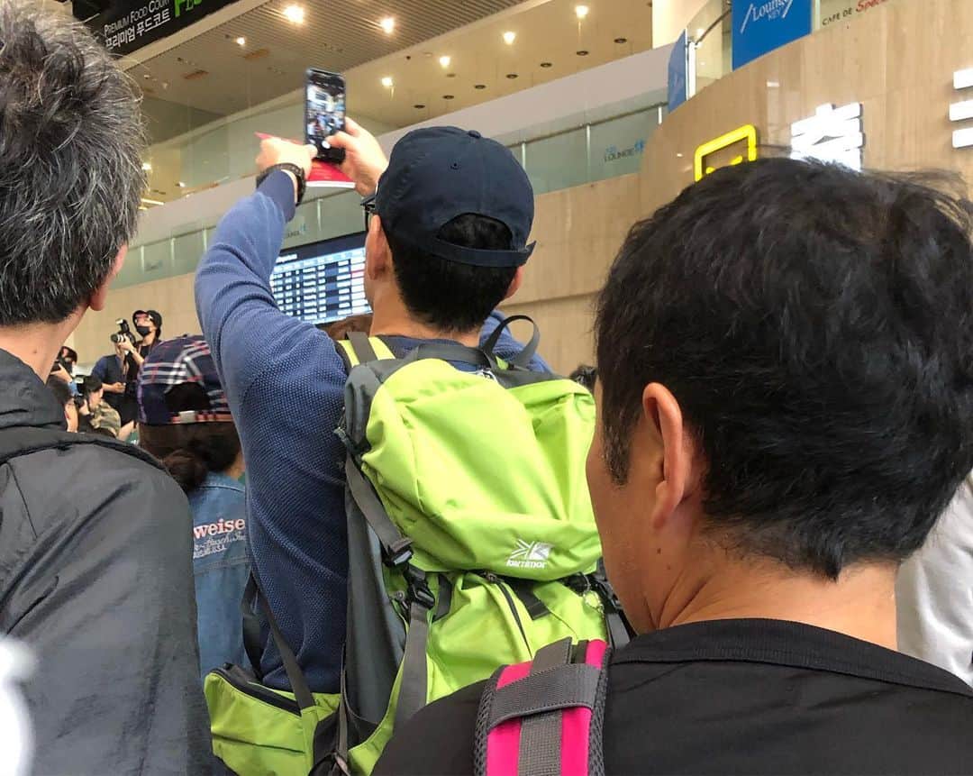 バカリズムさんのインスタグラム写真 - (バカリズムInstagram)「海外のスターらしき人が通るとの情報を聞き、誰かわからないまま写真を撮る日本のスター。 #旅猿」6月3日 10時49分 - bakarhythm