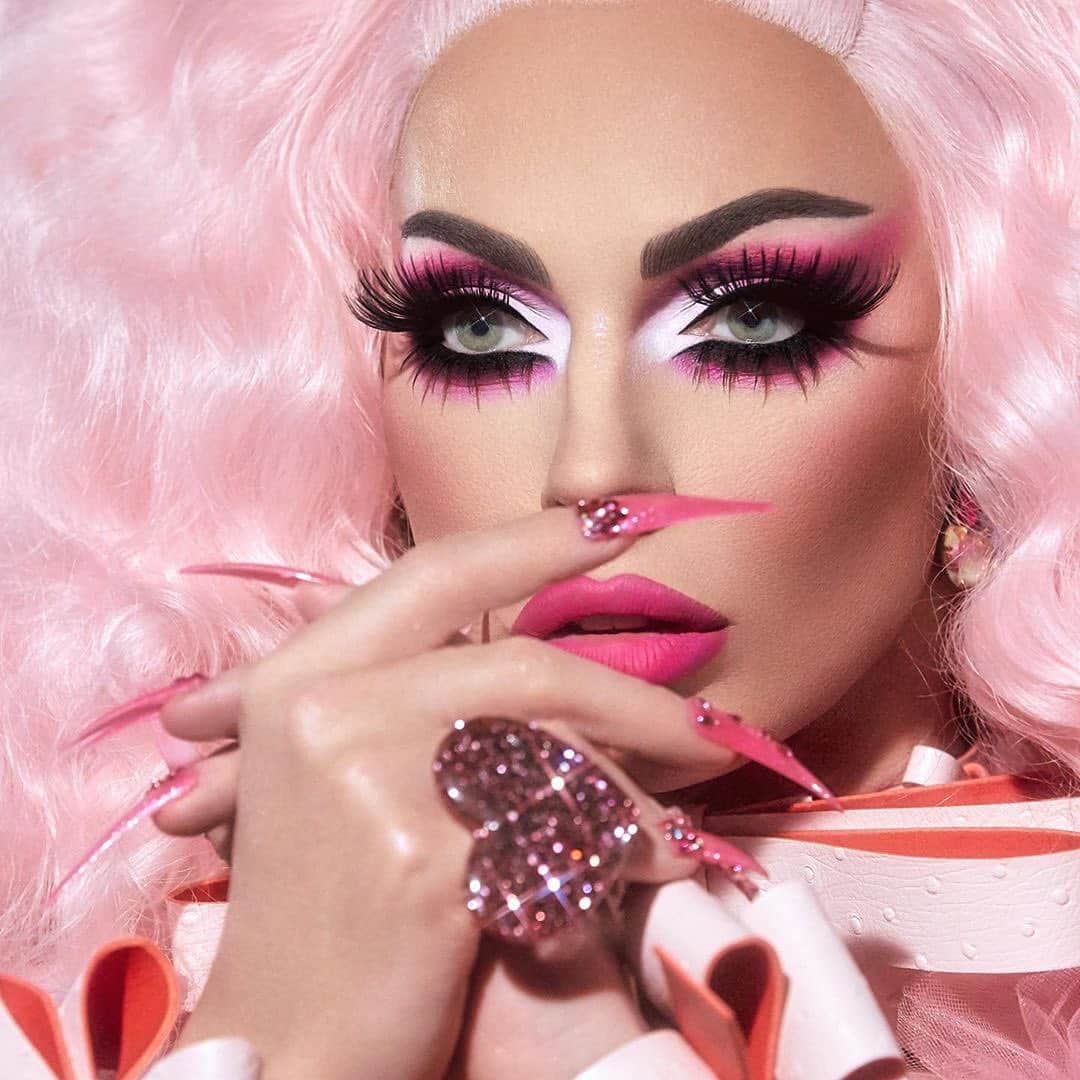 Anastasia Beverly Hillsさんのインスタグラム写真 - (Anastasia Beverly HillsInstagram)「#ABHxAlyssaEdwards Palette - Check out our IG Stories now for BTS of Alyssa Edward's Music Video 🙌🏻 the palette will hit stores in 4 days 🤩 @alyssaedwards_1 🤩 Mua @alyssamarieartistry 🤩Hair @in2gr8ion 🤩 @studio_abh」6月3日 11時00分 - anastasiabeverlyhills