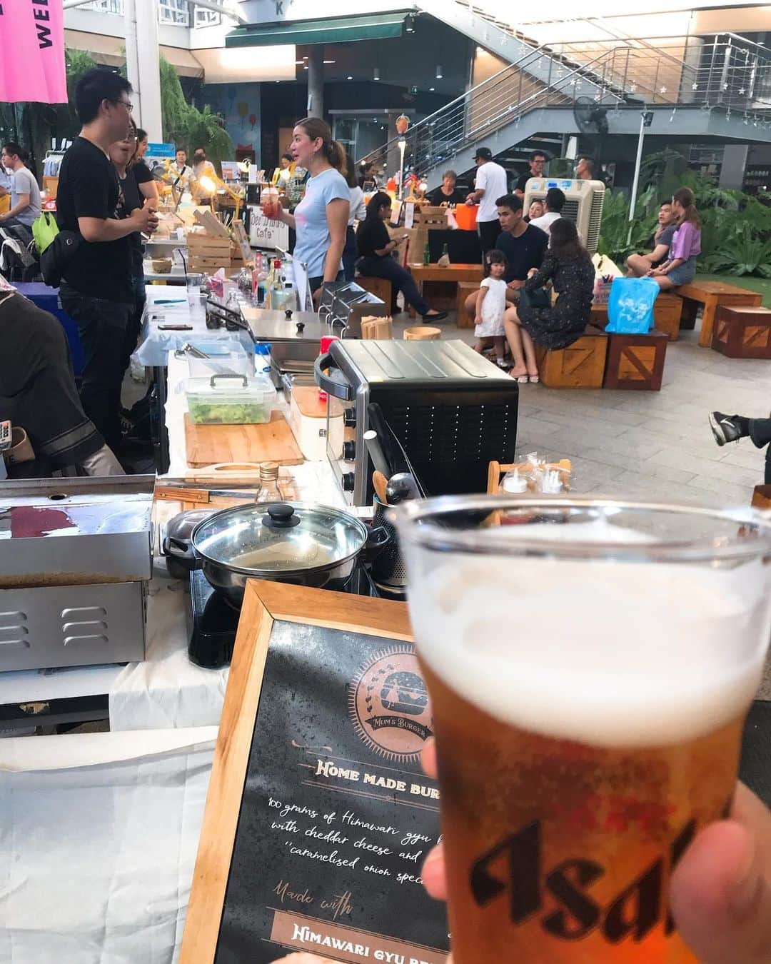 新井利佳さんのインスタグラム写真 - (新井利佳Instagram)「#weekend #weekendmarket #meal #beer #eateateat #relaxing_time #homemade #handcraft #k_village #bangkoklife #thailand_ig #event #生啤酒 #香腸 #親手做 #泰國 #曼谷 #週年市集 #市集 #曼谷市集 #吃吃喝喝 #好吃 #今天假日 #耶耶耶 #バンコク生活 #のんびり休日」6月3日 11時02分 - rika.arai