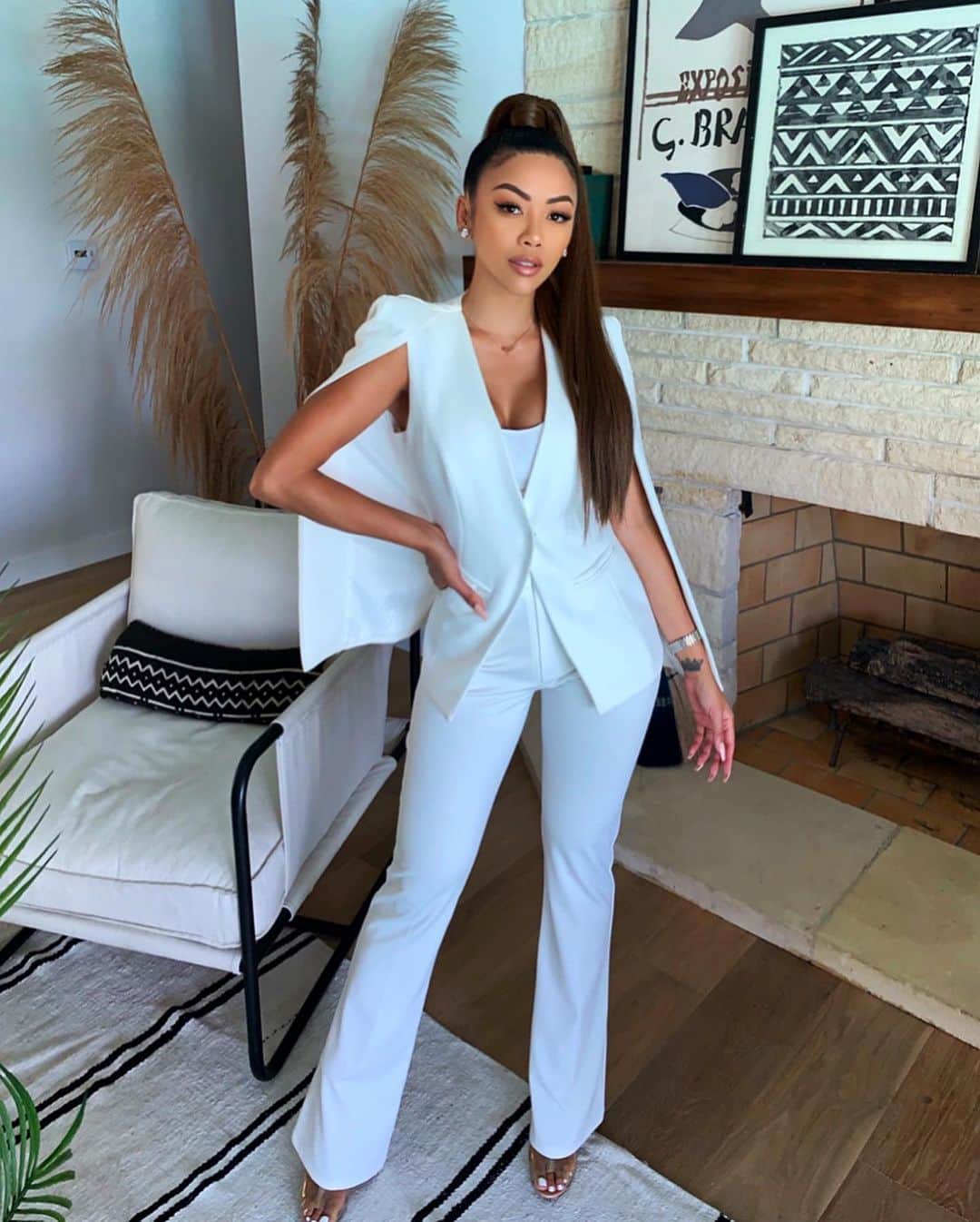 リアン Vのインスタグラム：「I mean business 💼  Have you seen my last post? Battle of the Realtors 👀 Comment “🏠” on the video and I’ll show some love back ❤️😘」