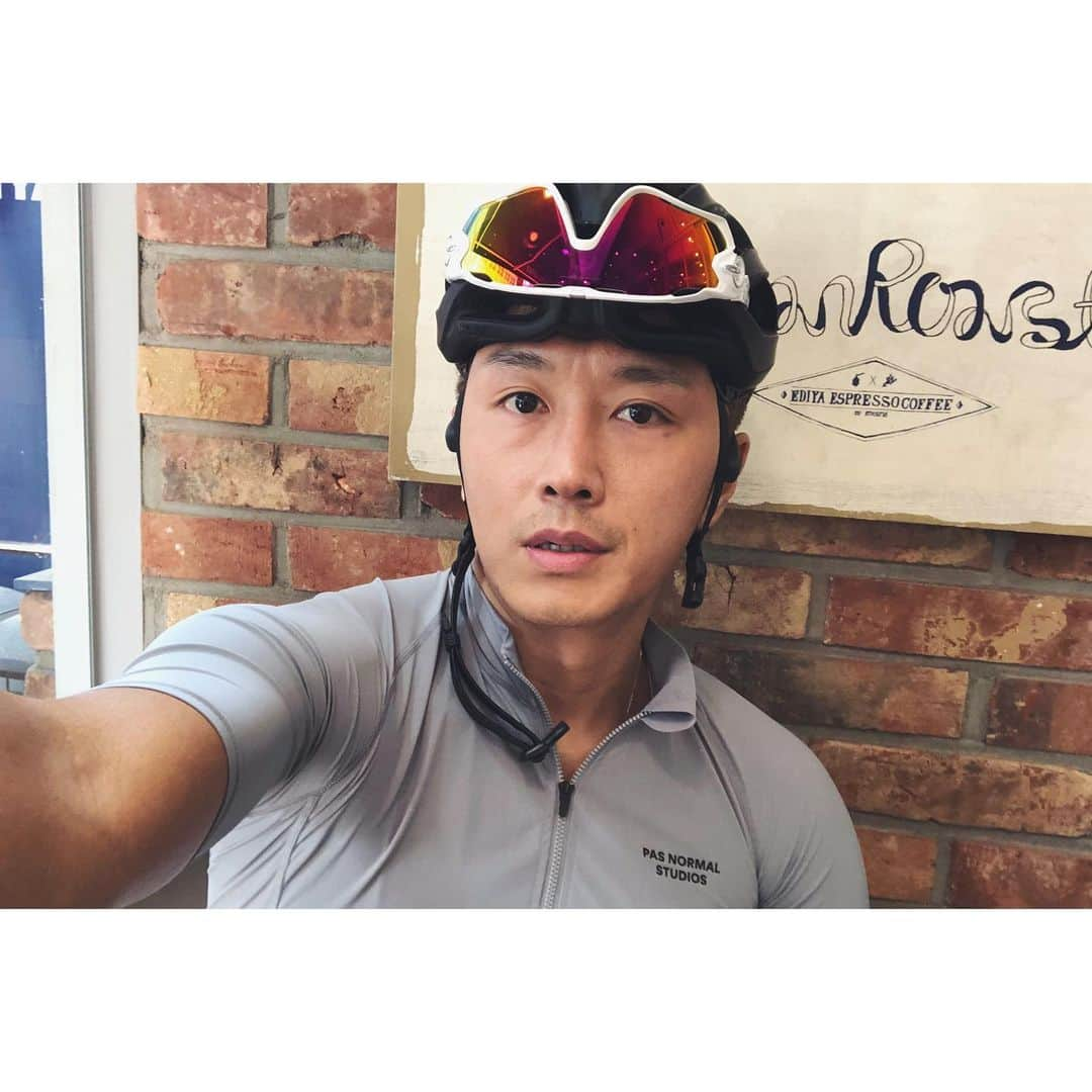 チン・テヒョンさんのインスタグラム写真 - (チン・テヒョンInstagram)「#아침운동  상쾌하다 🚴🏾👍🏾☕️🤩 . #셀카 참, 많은분들이 물어봐주시는데 보정 어플은 안써요 인스타사이즈에서 사진 자르고 필터 링컨만 써요 자연스러운게 좋자나요 👍🏾」6月3日 11時20分 - taihyun_zin