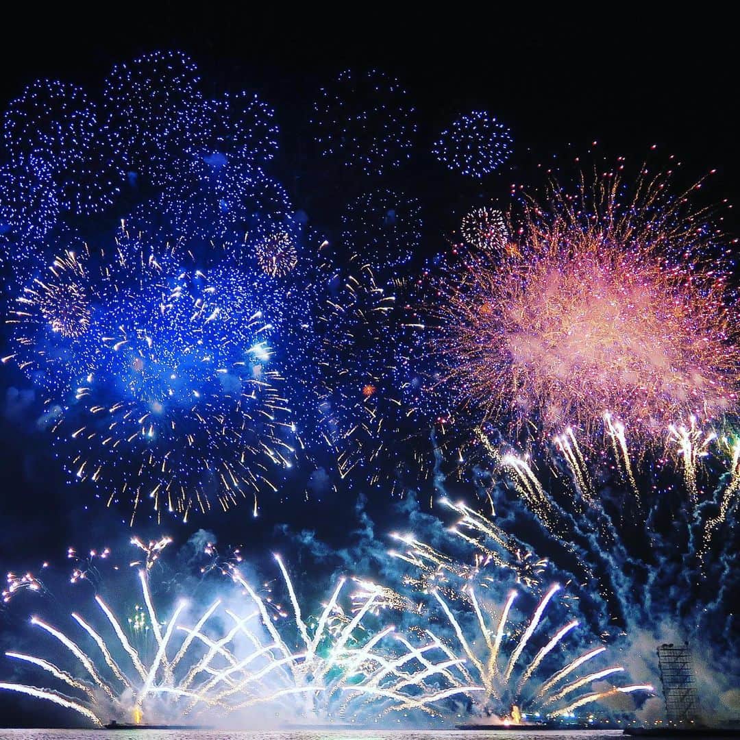 ヨコハマ グランド インターコンチネンタル ホテルさんのインスタグラム写真 - (ヨコハマ グランド インターコンチネンタル ホテルInstagram)「横浜開港祭が終わり、いよいよ夏が始まります。夏の風物詩といえば、打ち上げ花火！8月2日（金）に開催される「みなとみらいスマートフェスティバル」のフィナーレでは花火がみなとみらいの夜空を彩ります。このイベントをお部屋からご覧いただけるお食事付き宿泊プランをご用意いたしました。6月6日（木）午前9時よりご予約を承ります。夏の思い出にぜひお越しください。詳しくはホテルHPをご覧ください。 ※画像は昨年の様子です #intercontinentalyokohamagrand #ヨコハマグランドインターコンチネンタルホテル #横浜 #yokohama #hotel #accommodation #summer #fireworks #花火 #minatomiraismartfestival」6月3日 11時31分 - intercontinentalyokohamagrand