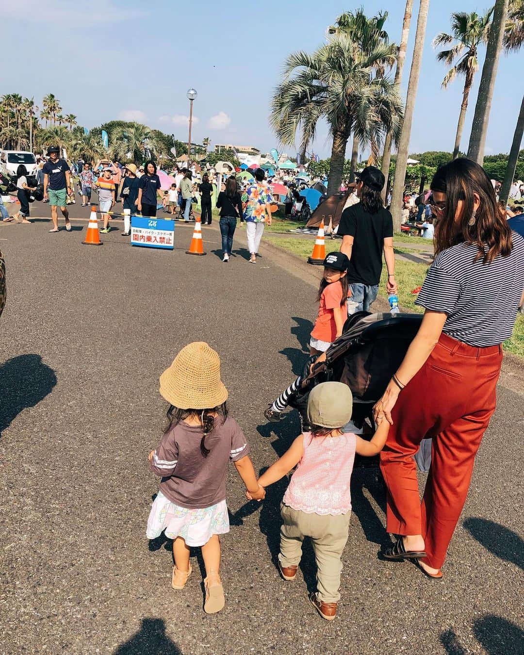 堀舞紀さんのインスタグラム写真 - (堀舞紀Instagram)「🌷🌷🌷 . . . #ワンカリ . . 今年も人混みから少し離れた所で遊びました。 (なら何故行く！！)え。 w . 曇り予報でしたが ひたすら青空で、 きっと藤沢市民は全員海浜公園に居たんでしょうね！ってくらい混んでいましたッ お祭り好きなので勿論参加🌼 . . そしてこの日… #cannyO さんに初めてマニキュアを塗ってあげたらそれはそれはご機嫌で、 一生手をパー🖐🏾して眺めてニヤニヤしてました💜 . 朝から言うこと聞かなくて喧嘩してたけど その姿が可愛くて、 小さい爪にぬるバラ色(キャニオにはバラの色に見えるらしい🌹)がちいちゃくて萌え萌えキュンキュンがとまらない母。 . . 女の子ってこーゆう楽しみがあるのか！！ と発見の日。 . .  自分の爪より、ちいちゃい爪のピンクがチラチラ見えるこの2日間がなんともいえずシアワセで可愛かったヤィ🥺 . 旦那にはなんでこんな変なティーシャツ着せるのダサいぢゃん！！ と言われたけど少しずつ女の子"になっていく キャニーオーに洋服選ぶのも何だか楽しくて🌼 . 自己満足だけど、 ミニミー育ててます🥴🥴 . . やっと友達とも遊んだり出来るようになってきて🐒これからの季節が楽しみで仕方ない。 . . #minimee #onecaliforniaday  #辻堂海浜公園 #娘のマニキュア #ペディキュア #instakids #kidsfashion #女の子の母」6月3日 11時31分 - mainohori