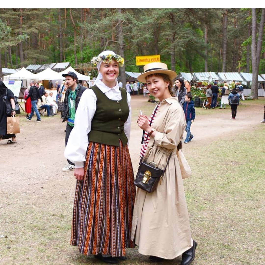 emiemieminkoさんのインスタグラム写真 - (emiemieminkoInstagram)「ラトビア森の民芸市。 ・ ・ ・私の母は私が小さい頃から、世界各国のフォークダンスを趣味で習って踊っていました。 私は母が持つ世界のたくさんの衣装を見て育ったので、今回このエストニア、ラトビアの衣装は特に母が大好きな国のフォークダンス衣装でもあり、目にした時懐かしさを感じました。  また、母は日本人離れした顔をしているとよく言われるので、ラトビアによく似た人がたくさんいて、母に会ったような気持ちになり、思わず実家に電話してしまいました😊  フォークダンスをこよなく愛する母に旦那さんと現地のスカートをプレゼントしたく、一緒に選びました😊 かわいいスカートがたくさん♬  絶対喜ぶに違いない♥ ・そして、  一番最後の写真、盗撮母そっくりさん。 旦那さんかとらえました！！ 母にしかみえませんでした笑  #ラトビア森の民芸市#ラトビア#丁寧な暮らし#Latvia#手作り #ハンドメイド#handmade #職人#riga#バルト三国 #森の中 #美容師の休日#暮らし#日々#emiemieminkoworldtravel#北欧 #北欧旅行」6月3日 11時31分 - emiemieminko