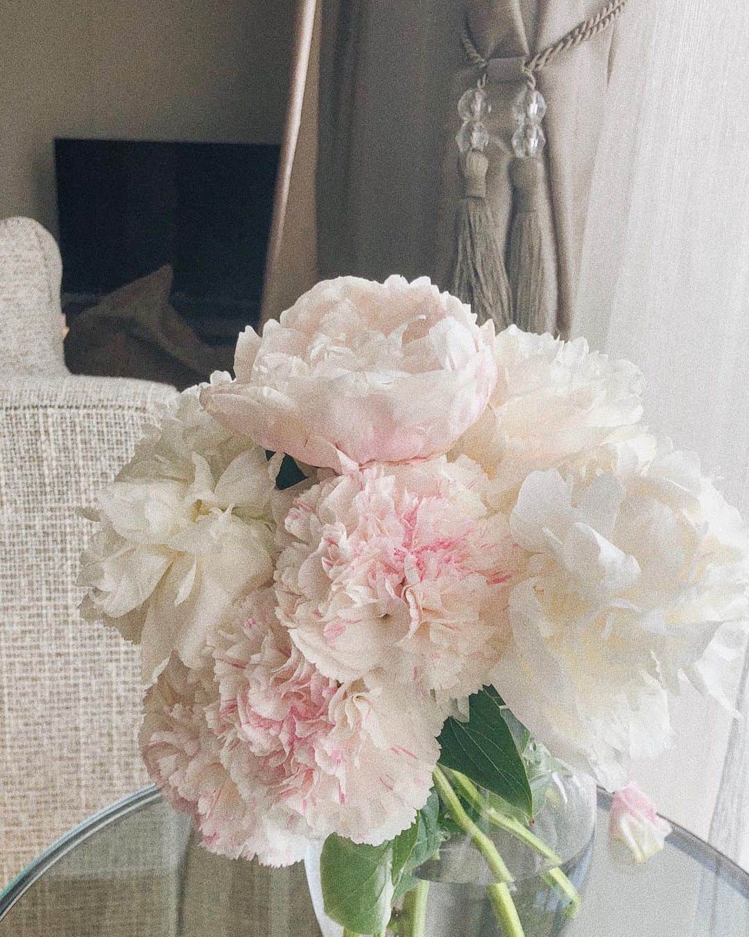 山賀琴子さんのインスタグラム写真 - (山賀琴子Instagram)「おはよう☀ 昨日いただいたお花たちが部屋を 華やかにしてくれている〜〜🧚🏻‍♀️💕」6月3日 11時27分 - kotokoyamaga
