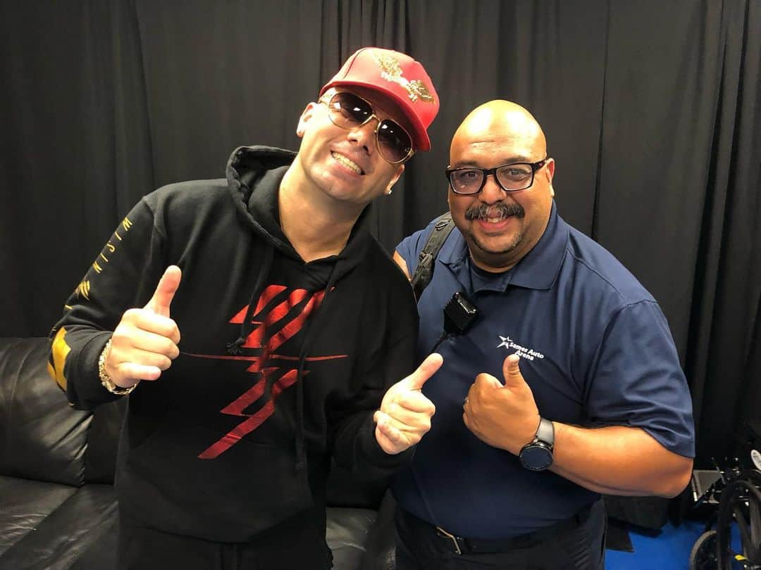 ウィジンさんのインスタグラム写真 - (ウィジンInstagram)「Gracias LAREDO por ese #soldout inolvidable y GRACIAS especiales a este gran personaje Jorge Gomez que fue el que me quitó el dolor antes del show para poderles bailar 🤣🙏🏻🔥. SEGUIMOS #comoantestourusa @wisinyyandel Próxima parada Chicago」6月3日 11時40分 - wisin