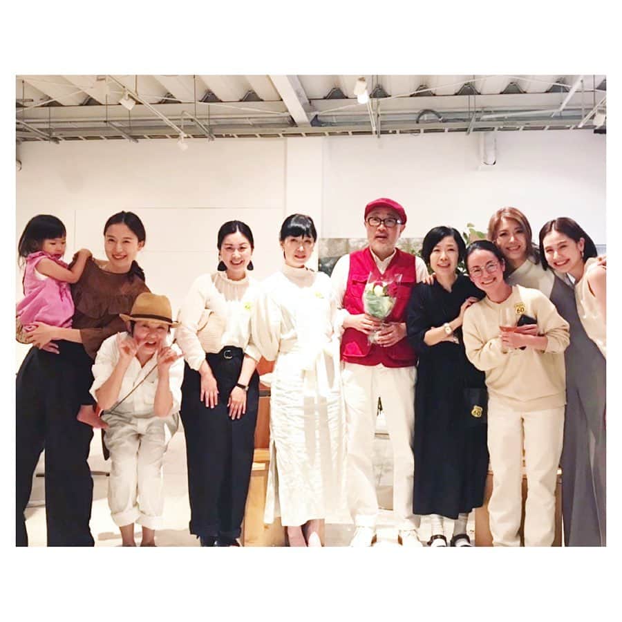 二ノ宮和佳子のインスタグラム：「Happy 60th Birthday Hirose san🎂 廣瀬さんおめでとうございます㊗️ 私がファッションの仕事をやらせてもらえてるのは、この方のお陰です。 モデル時代から、お仕事やアルバイトをさせてもらい、その後プレス、ディレクションとたくさんのチャンスと経験、出会いをくれた方。恩人であり、東京のお父さんかなー笑。 まだ、何もわからない私によくやらせてくれたなーと今でも思います。廣瀬さんに出会って、東京ってこんな大人がいるんだー笑って、ホント衝撃だったし、 ファッション以外にも家具や建築についても自然と興味を持ち、勉強させて頂きました。  この日は、一緒に頑張ってた仲間や、先輩達もたくさん集まり、懐かしく楽しい夜でした。息子も、広いテラスやお部屋を走り回って大興奮！！ また、みんなで集まろう！！ そして、廣瀬さんずっと元気でいてねー♡  #mercurydesign #廣瀬さん #おめでとう #洒落た赤のベストと帽子 #さすがです #幹事の千代さんありがとうございました #この会社の時はミュウも毎日一緒に出勤してたなー #アットホームな会社でした」