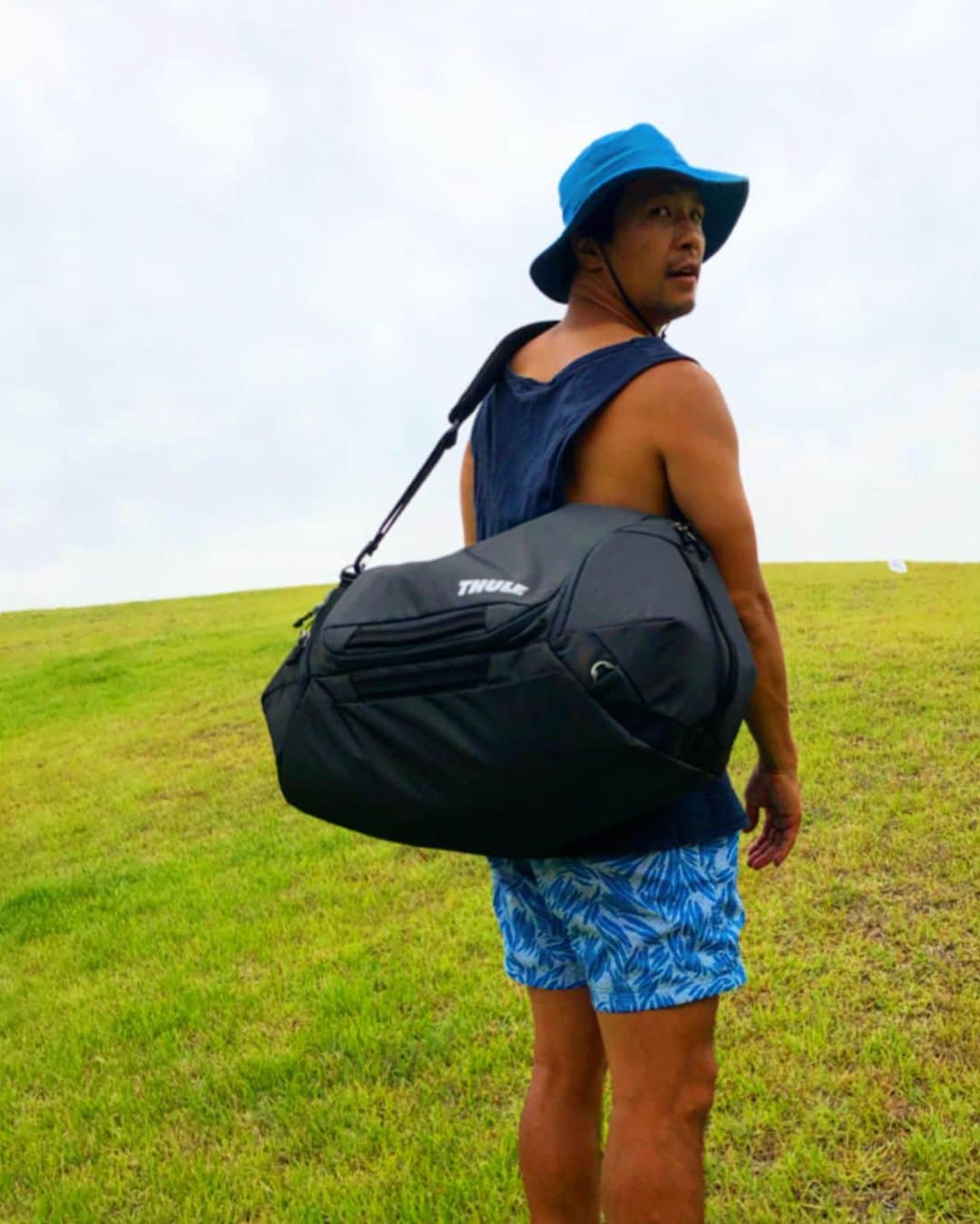 君島良夫のインスタグラム：「移動の多い毎日なので、カバンがとても大切。 #Thule #スーリー のボストンバックが俺史上最強の相棒になりそう。仕事もプライベートも毎日使ってる👌🏻おすすめ😊 そして、頂フェスティバル(@itadaki_festival)サイコーでした🍀🍻🌭🎶 #ThuleJapan」