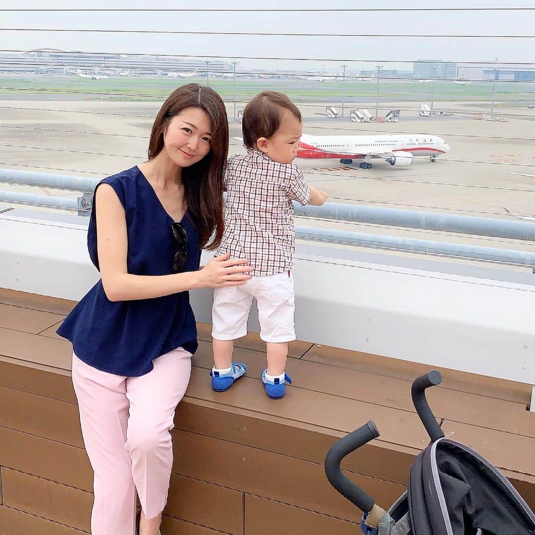 花田浩菜のインスタグラム：「お休みの日に乗り物好きな息子を連れて、また#羽田空港 へ✈️ 今回は国際線ターミナルへ行ったのですが#展望デッキ で見えるのは着陸の飛行機が多かった🙆‍♀️ 飛び立つのは第2ターミナルのデッキ方がよく見えました❤️ でも国際線ターミナルには#あじさい も綺麗に咲いていて、空港にいるだけで楽しいし飛行機好きの息子にも『ひこうきー😍』とたまらないスポット😊 . 着ていた ＠titivatejp のトップスはこの日はシャーリングさせて着ているけれど、させないでゆるっと縛ってデニムと合わせたり、色んな着こなしができるんです💕1990円と#プチプラ なので色違いも欲しい👗 . . 👗この日のコーデ👗 . . tops .#titivate  @titivatejp  pants . #lialapg  @lialapg lpg711-0446 . . #家族でお出かけ #親子 #羽田空港国際線ターミナル #1歳8ヶ月 #1歳児 #赤ちゃんのいる生活 #男の子ママ #ママコーデ #コーデ #コーディネート  #ママライフ #パンツコーデ #ティティベイト #titivatestyle #liala_fashion #pr  #ig_oyabakabu  #l4l #happy #happydays」