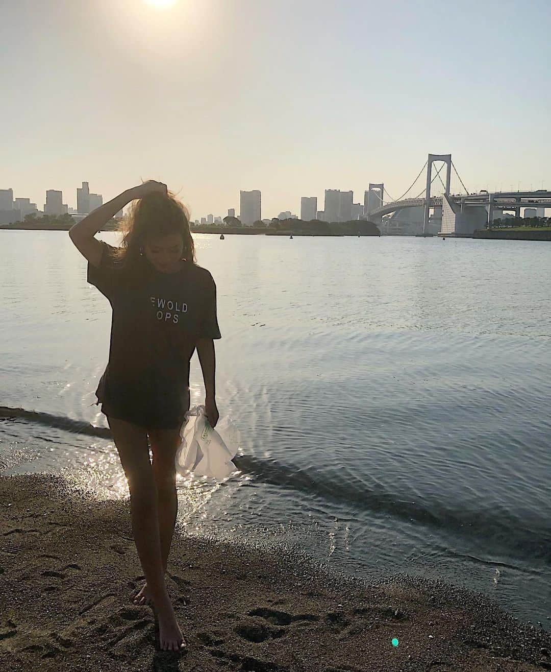 長谷川唯のインスタグラム：「・ ・ 今日もみなさんにとって良い日になりますように☀️ ・ ・  写真とは関係ないけど、私の大好きな弟くん @takumi6363 の誕生日🕊🧡話せば長くなるけど妹の旦那さんとは息がぴったりで妹より合うんじゃないくらいの仲の良さ😂✨これからずっと私の弟でいてね🧡心からおめでとう👏🏻 ・ ・ #何故ゴミ袋を持ってるのかは謎です笑 #でもいい写真だから載せちゃう #sunset #odaiba #お台場海浜公園 #happy #chill #love #tokyo #smile #instagood」
