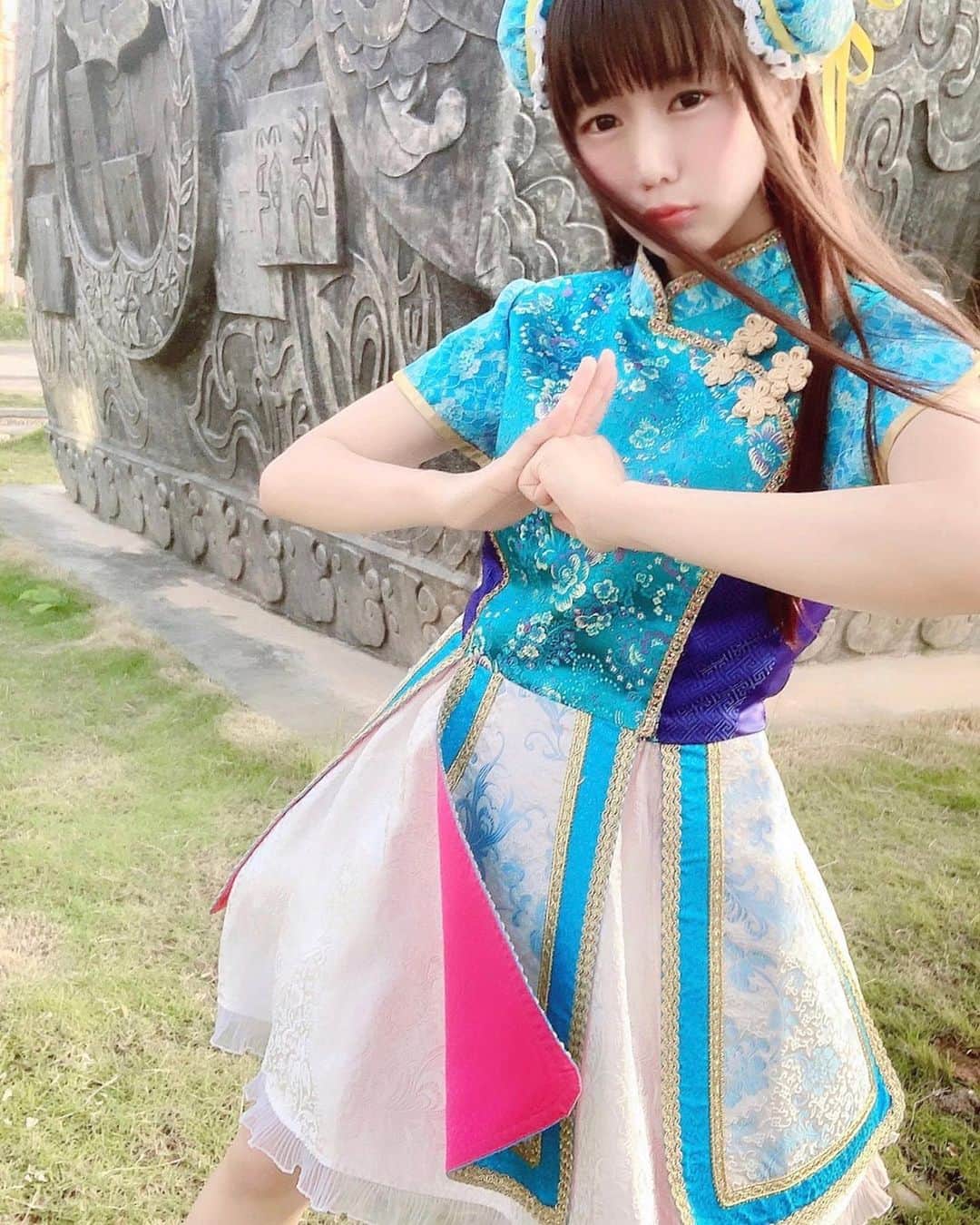 宮内桃子さんのインスタグラム写真 - (宮内桃子Instagram)「中国4日目🇨🇳🍑 本場でのチャイナ系の衣装に 興奮しちゃいました。  元々チャイナ系が好きなので🐼 ポーズを考えるだけでもうきうき。  せっかくの中国なのに😣📸 背景よりも写りを優先して写真を選んじゃった  #中華 #中華衣装 #中国衣装 #民族衣装 #中国 #チャイナ #チャイナドレス #チャイナ衣装 #love #happy #チャイナ #china #japan #アイドル #今日のコーデ #ストリートファイト #🔥」6月3日 22時36分 - bakemonomomo