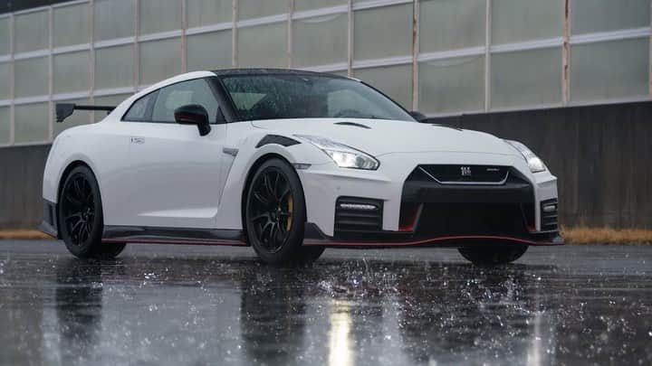 のインスタグラム：「The engineers behind the 2020 GT-R NISMO set out to take race-proven technology and make accessible for drivers of all skill levels, rain or shine. #OMGTR #NISMO」