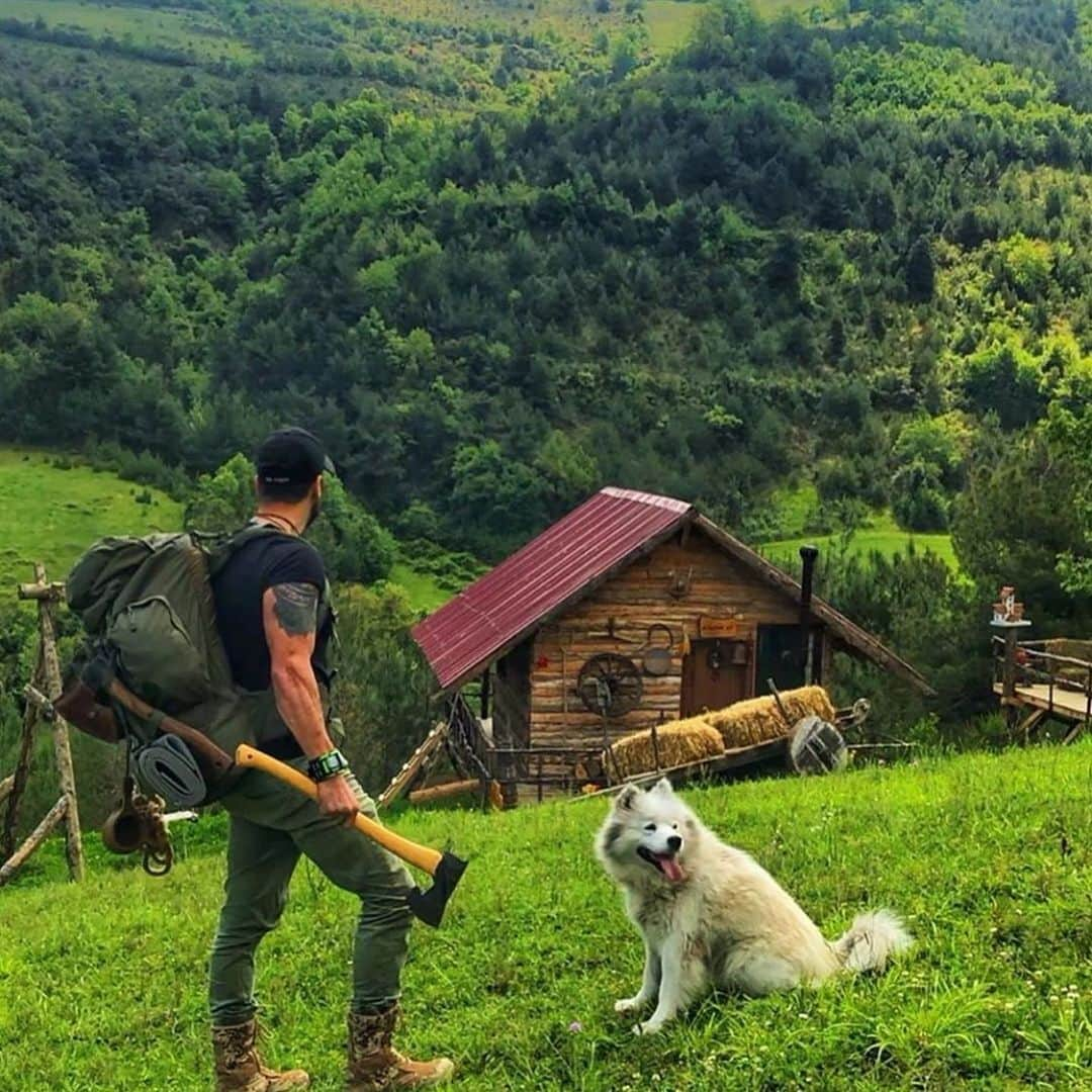 トム・デロングさんのインスタグラム写真 - (トム・デロングInstagram)「I wish this was me... A serious man, in the mountains... doing man stuff with his dog. Love this.」6月3日 22時42分 - tomdelonge