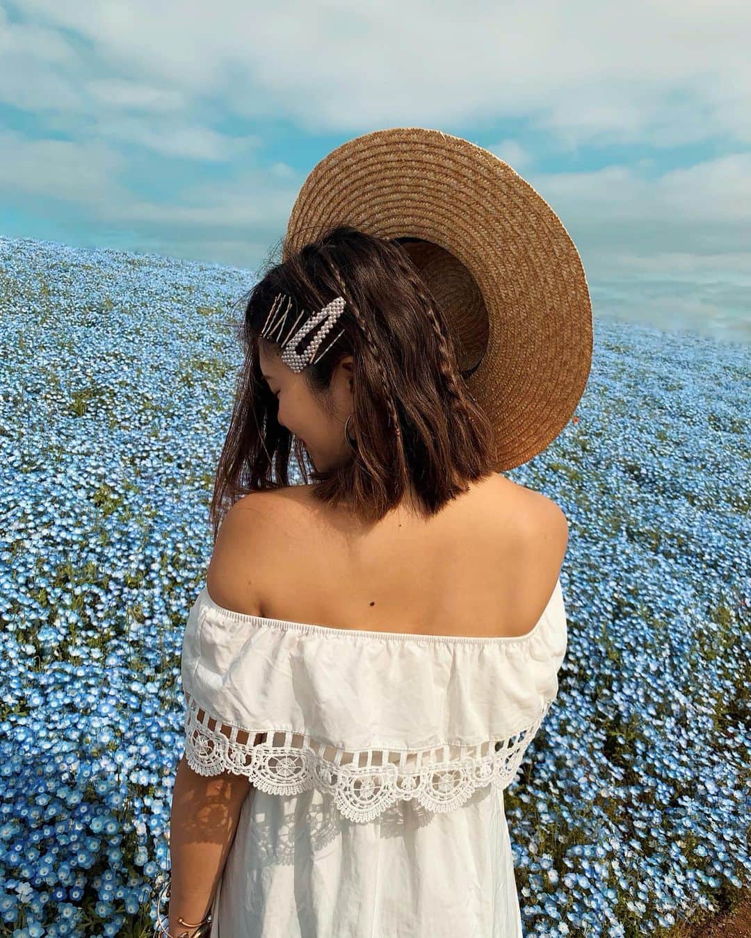 YOKOのインスタグラム：「💠👒🌈 . 細いみつあみと太いみつあみのミックス♡ 巻いたけど海風と汗で消えた(笑)hair by Rui . . オフショル普段着ないけどやはりかわいい〜🥰 (ブラトップ苦手タイプw) . . #ネモフィラ#ひたちなか海浜公園」