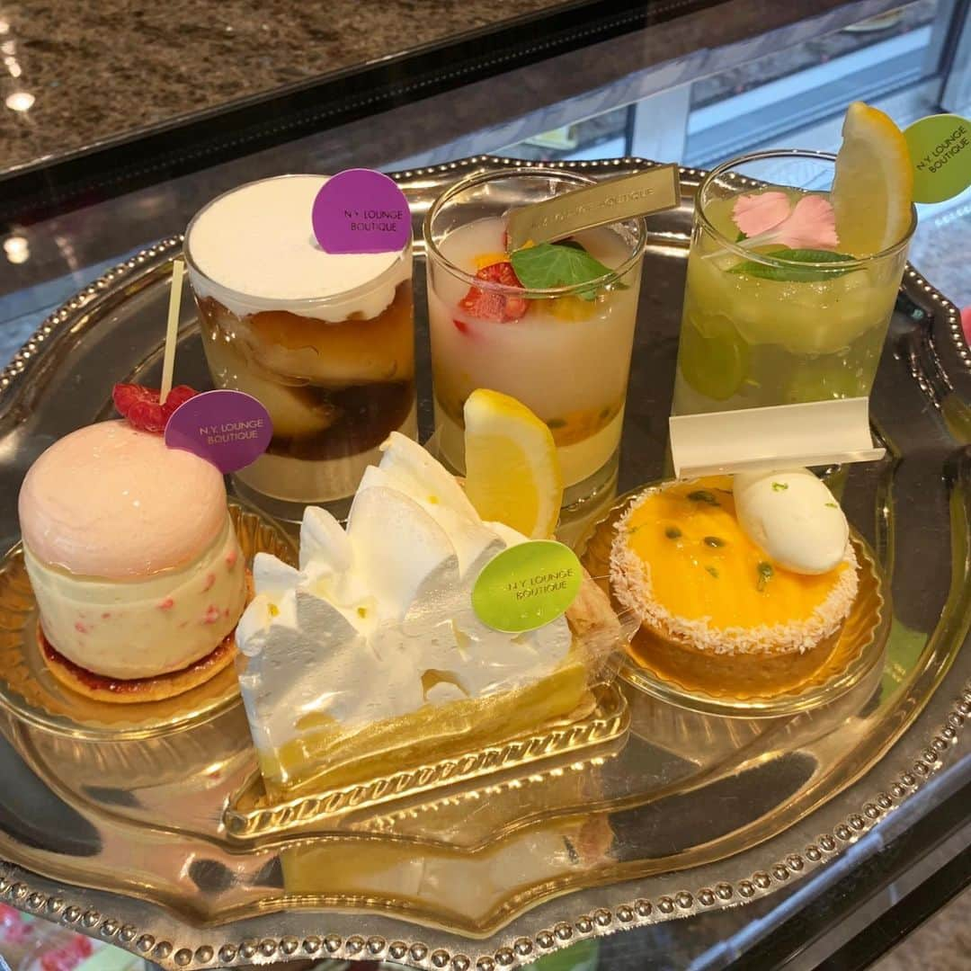 InterContinental Tokyo Bayさんのインスタグラム写真 - (InterContinental Tokyo BayInstagram)「. 6月1日より、夏に向けてとっても爽やかなケーキが仲間入りしました✨ ・ヴェリーヌパッションライチ ・ヴェリーヌヴェルヴェーヌマスカット ・ヴェリーヌアールグレイピーチ ・フロマージュクリュ ・レモンパイ ・タルトパッションココ  レモンパイはホールでの販売も行っております🍋 手土産や自分へのご褒美にぜひいかがでしょうか🎁  #インターコンチネンタル東京ベイ#intercontinentaltokyobay #徳永純司#Junji Tokunaga #ニューヨークラウンジブティック#NewYorkLoungeBoutique #nyラウンジブティック #nyloungeboutique  #新作ケーキ#ケーキ#ホールケーキ #マンゴー#ライチ#パッションフルーツ#ココナッツ#マスカット#青リンゴ#アールグレイ #ピーチ#チーズケーキ#レモンパイ#夏のケーキ」6月3日 21時17分 - intercontitokyobay