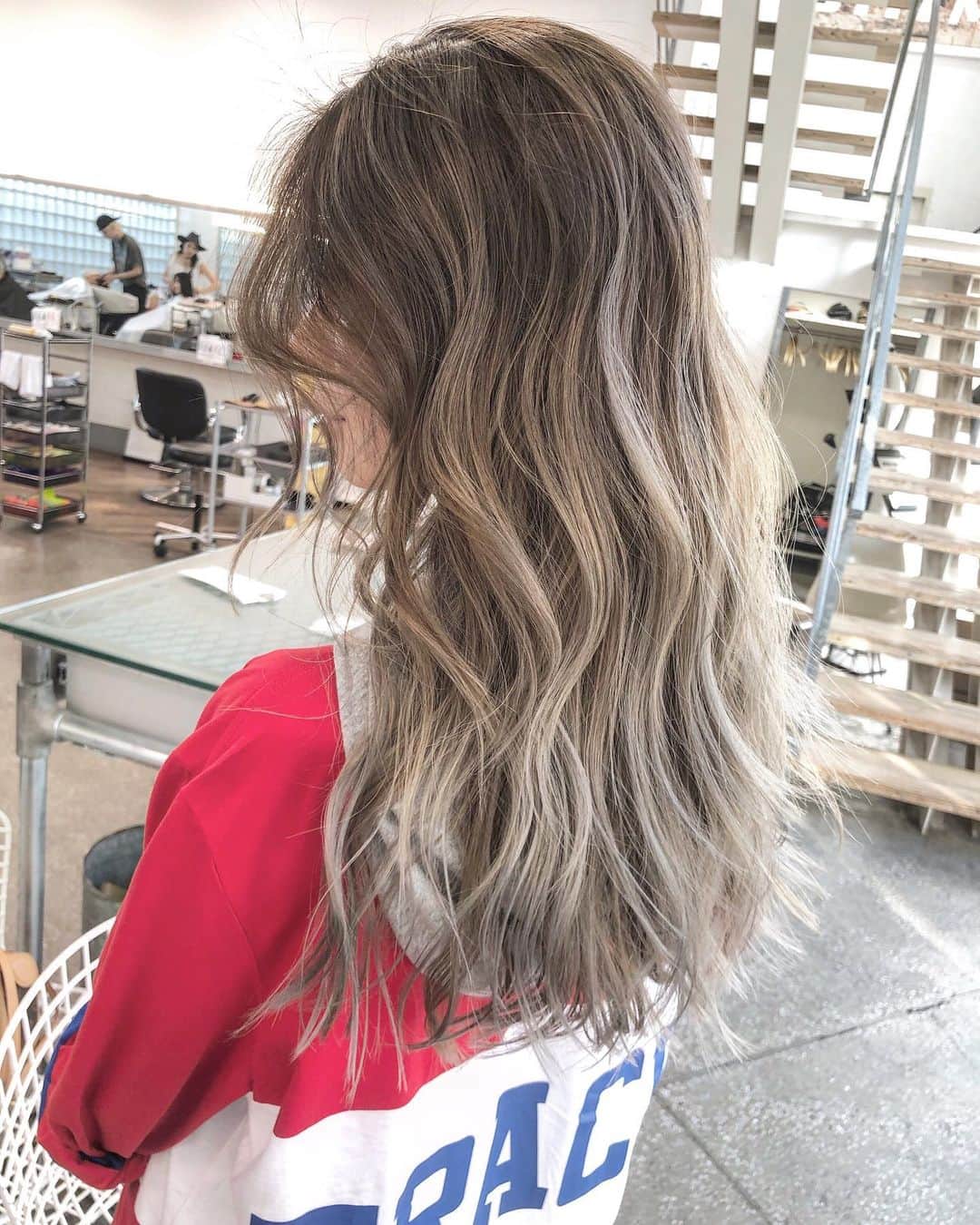 のインスタグラム：「【超リアル海外ヘアー / バレイヤージュ】 海外志向なお客様へ.  #SHIMA#ハイライト#バレイライト#バレイヤージュ#海外ヘアー」