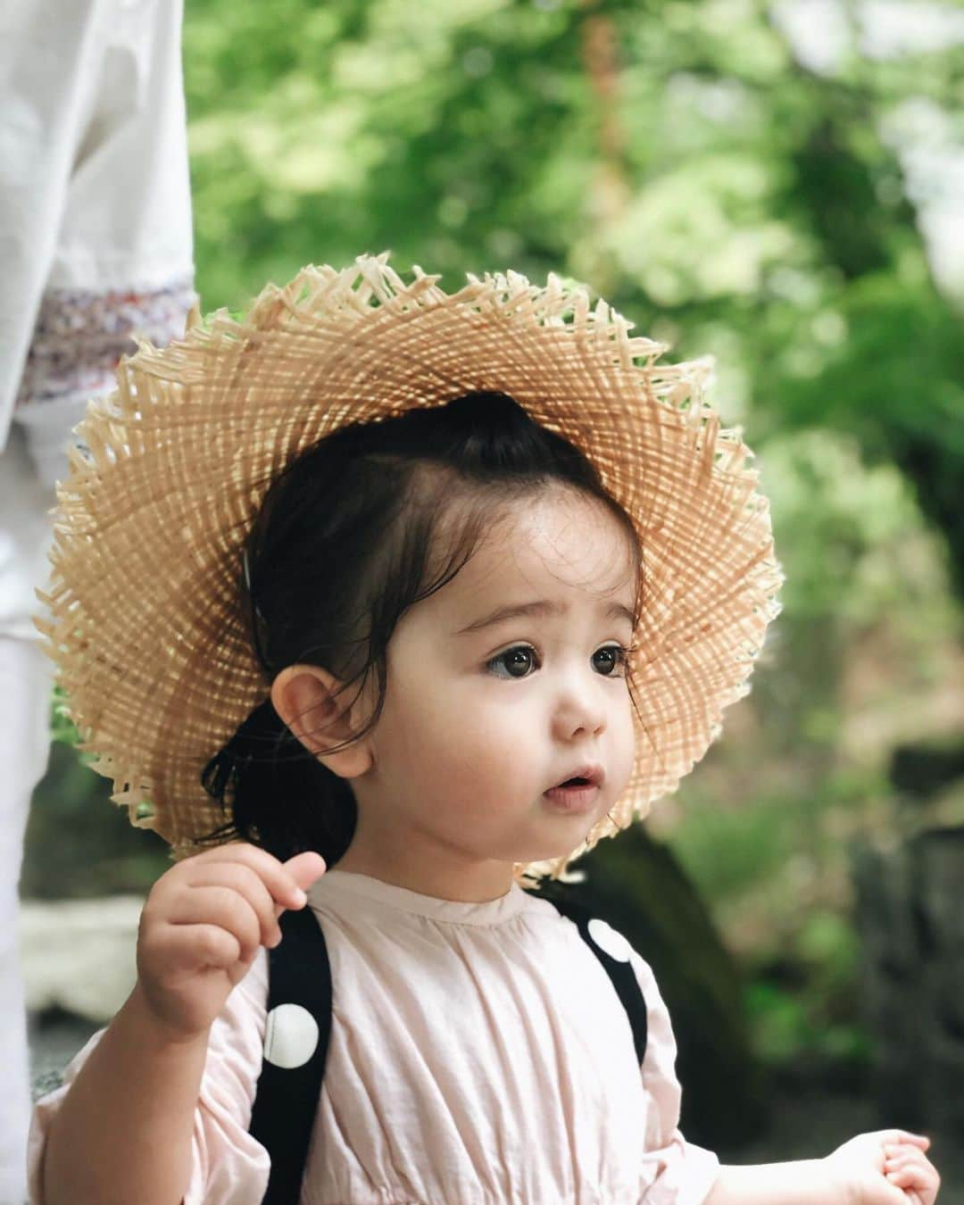 大橋菜央さんのインスタグラム写真 - (大橋菜央Instagram)「She loves stones♡ . . . 家の近くでも旅先でも 砂利が大好きなMia❣️ . つまんで、あつめて、じゃー をひたすら繰り返し . 入口の砂利を堪能し過ぎて 美術館になかなか辿り着かない😂 . . . #後ろから被せるとしばらく気づかない #帽子👒 #また行きたい #美術館 #weekendtrip #山梨旅行 #週末旅行 #国内旅行 #赤ちゃんのいる暮らし #赤ちゃんのいる生活 #生後15ヶ月 #1歳3ヶ月 #久保田一竹美術館 #河口湖 #たれ眉 #たれ目 #cunaselect #cunaselectlife #miababyliving #miababyliving_hair」6月3日 21時18分 - naoliving