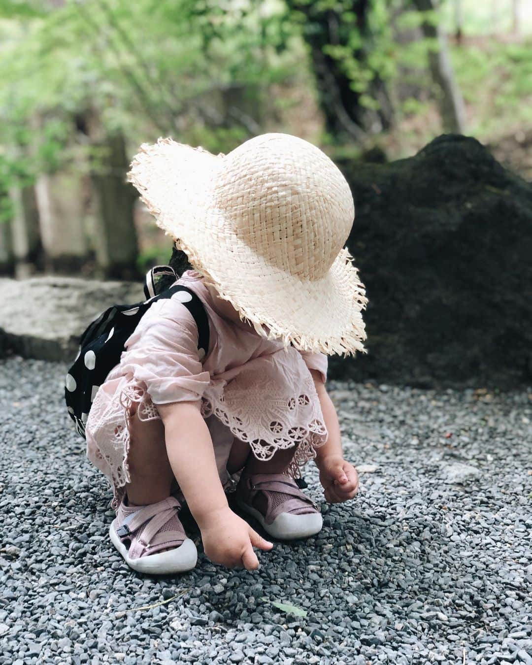 大橋菜央さんのインスタグラム写真 - (大橋菜央Instagram)「She loves stones♡ . . . 家の近くでも旅先でも 砂利が大好きなMia❣️ . つまんで、あつめて、じゃー をひたすら繰り返し . 入口の砂利を堪能し過ぎて 美術館になかなか辿り着かない😂 . . . #後ろから被せるとしばらく気づかない #帽子👒 #また行きたい #美術館 #weekendtrip #山梨旅行 #週末旅行 #国内旅行 #赤ちゃんのいる暮らし #赤ちゃんのいる生活 #生後15ヶ月 #1歳3ヶ月 #久保田一竹美術館 #河口湖 #たれ眉 #たれ目 #cunaselect #cunaselectlife #miababyliving #miababyliving_hair」6月3日 21時18分 - naoliving