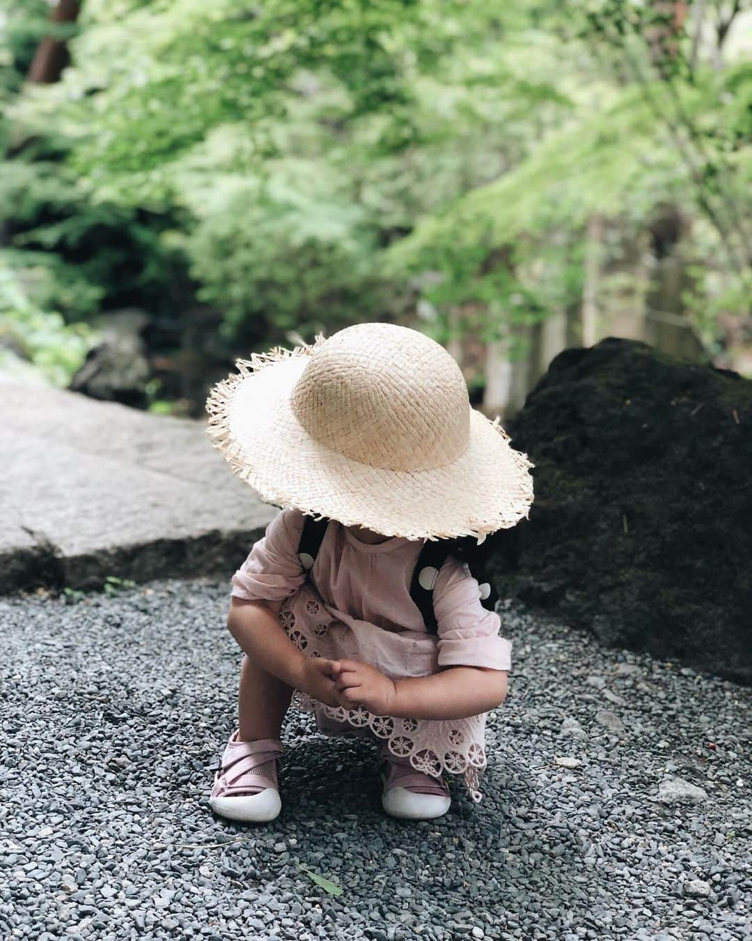 大橋菜央さんのインスタグラム写真 - (大橋菜央Instagram)「She loves stones♡ . . . 家の近くでも旅先でも 砂利が大好きなMia❣️ . つまんで、あつめて、じゃー をひたすら繰り返し . 入口の砂利を堪能し過ぎて 美術館になかなか辿り着かない😂 . . . #後ろから被せるとしばらく気づかない #帽子👒 #また行きたい #美術館 #weekendtrip #山梨旅行 #週末旅行 #国内旅行 #赤ちゃんのいる暮らし #赤ちゃんのいる生活 #生後15ヶ月 #1歳3ヶ月 #久保田一竹美術館 #河口湖 #たれ眉 #たれ目 #cunaselect #cunaselectlife #miababyliving #miababyliving_hair」6月3日 21時18分 - naoliving