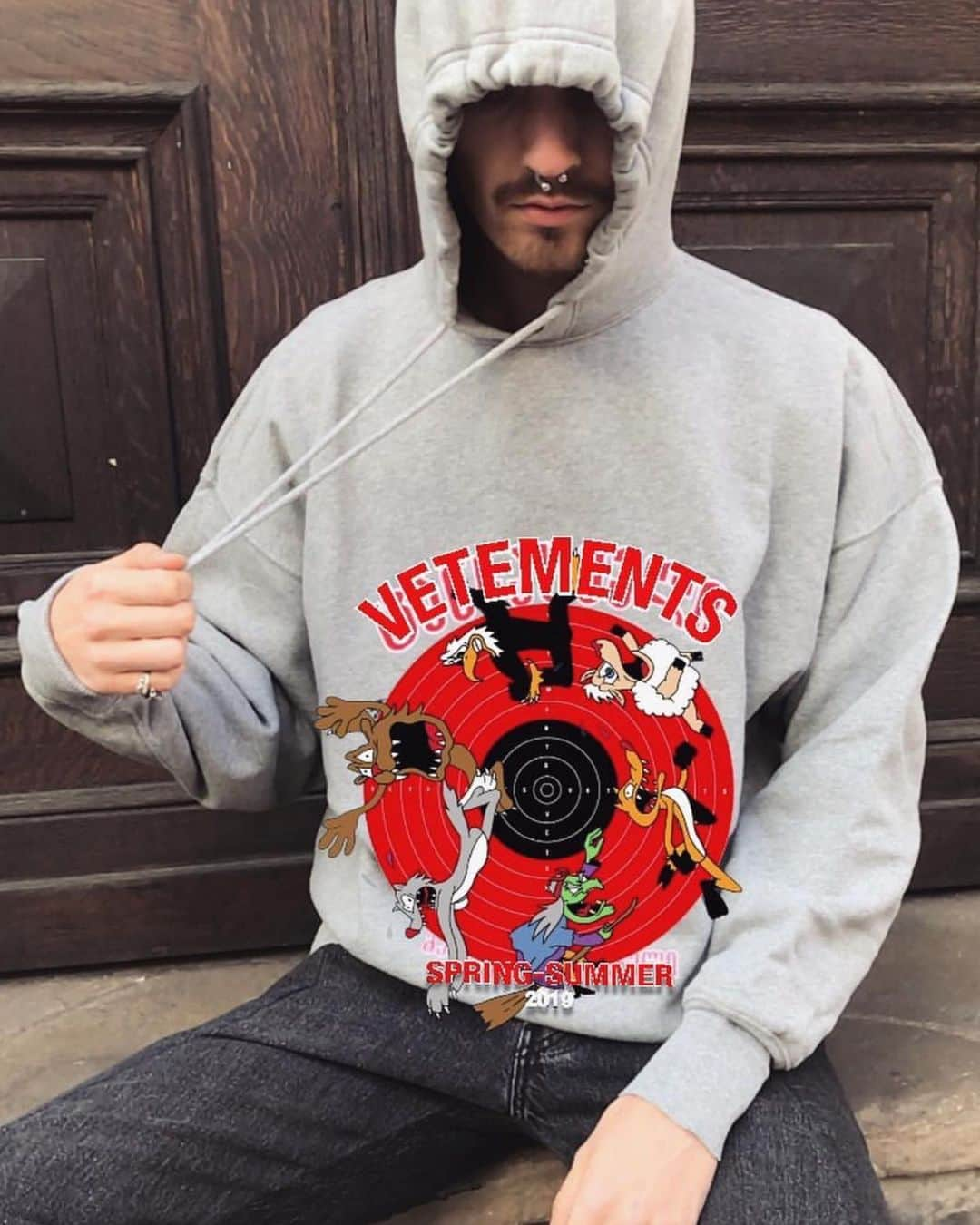 ヴェトモンさんのインスタグラム写真 - (ヴェトモンInstagram)「SUMMER 2019 COLLECTION COMES TO LIFE WITH VETEMENTS AR APP - AVAILABLE NOW IN APP STORE. GET THE HOODIE @petrateufel PIC: @itsleo.v」6月3日 21時33分 - vetements_official