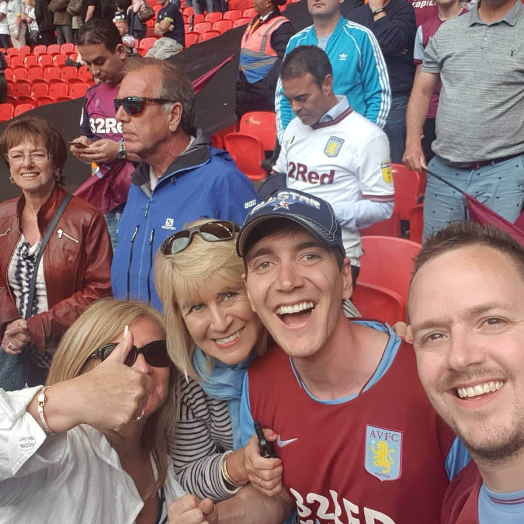 オリバー・フェルプスさんのインスタグラム写真 - (オリバー・フェルプスInstagram)「I cant believe it's a week since the best day in all my years following @avfcofficial . Everyone of the players I met were humble and genuinely great guys... also cant believe my mate @leesmith85 had to get in on every photo! #photocrasher #wembley #playoffs #wearepremierleague」6月3日 21時34分 - oliver_phelps