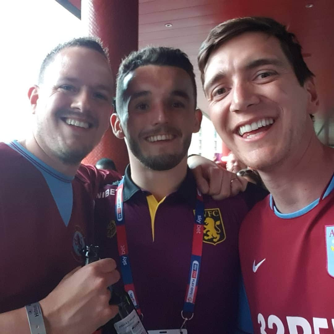 オリバー・フェルプスさんのインスタグラム写真 - (オリバー・フェルプスInstagram)「I cant believe it's a week since the best day in all my years following @avfcofficial . Everyone of the players I met were humble and genuinely great guys... also cant believe my mate @leesmith85 had to get in on every photo! #photocrasher #wembley #playoffs #wearepremierleague」6月3日 21時34分 - oliver_phelps