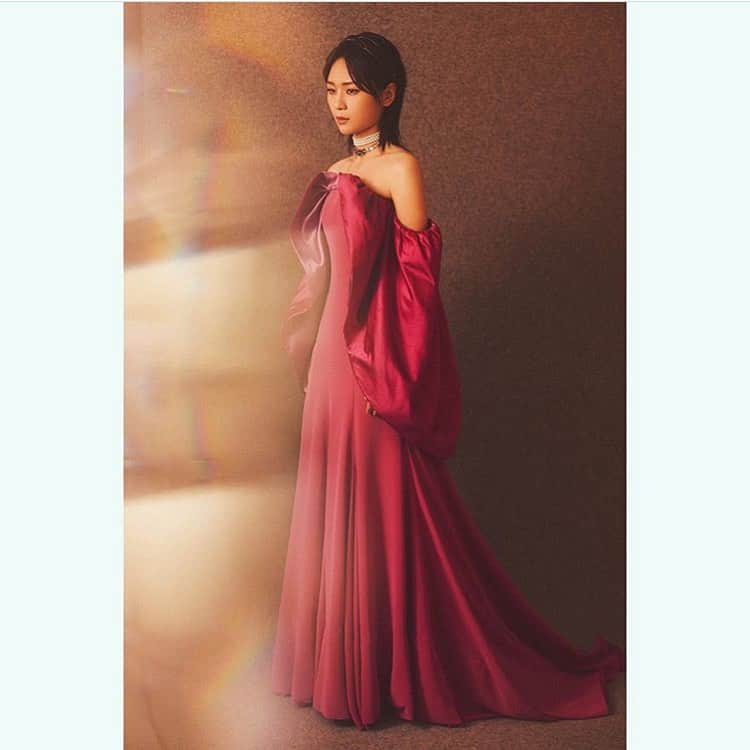 アレクシマビーユのインスタグラム：「Thank you @lucialiustylist for this great picture of Bibi Zhou @smilelikeachild wearing my dress for CCTV spring festival gala 2019 @theballroomofficial ❤️ #bibizhou #alexismabille #theballroomofficial #lucialiustylist @alexismabille #asianbeauty #fuschia #pink #eveninggown」