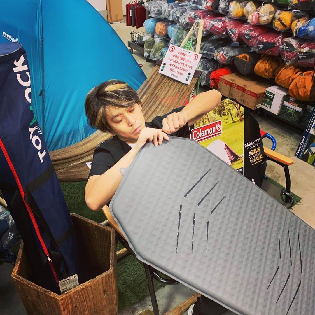 長田成哉のインスタグラム：「今日は、おじさんと2人でキャンプ道具を観に行ったよ。 一生懸命インフレーターマットを試しているおじさんだよ。 #camp #outdoor #bushcraft」